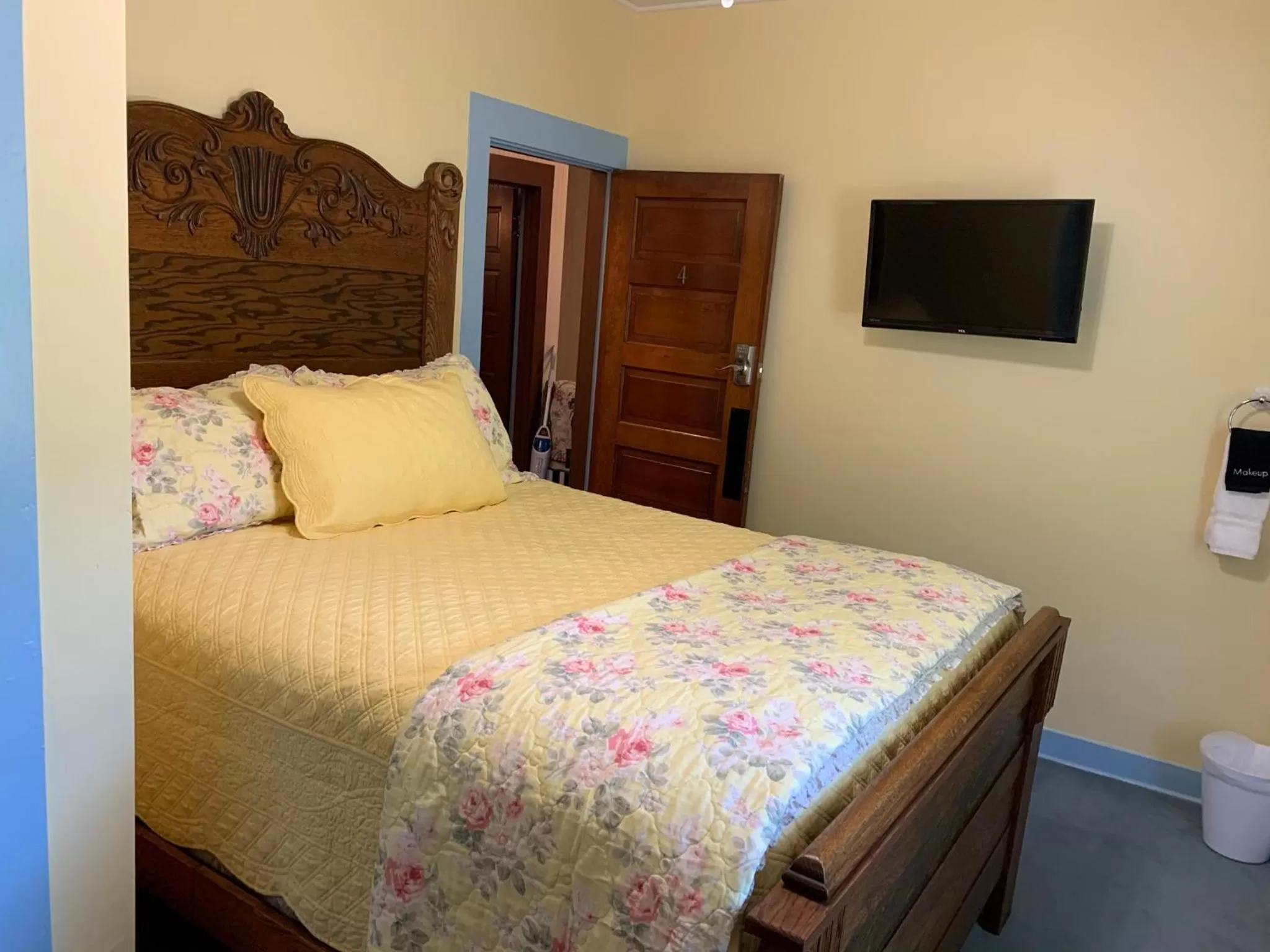 Bed in Mount Shasta Ranch Bed and Breakfast