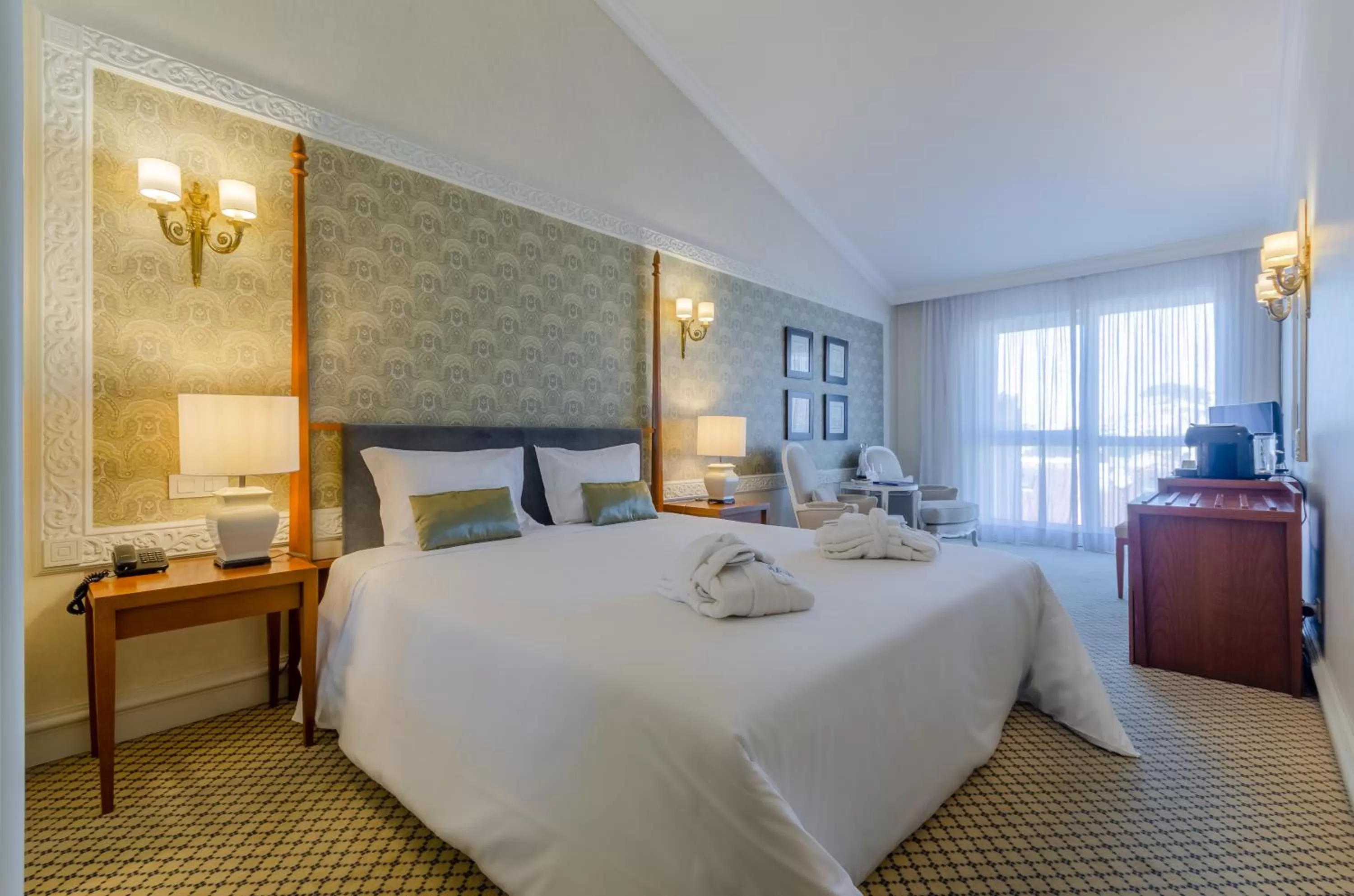 Photo of the whole room, Bed in Olissippo Castelo