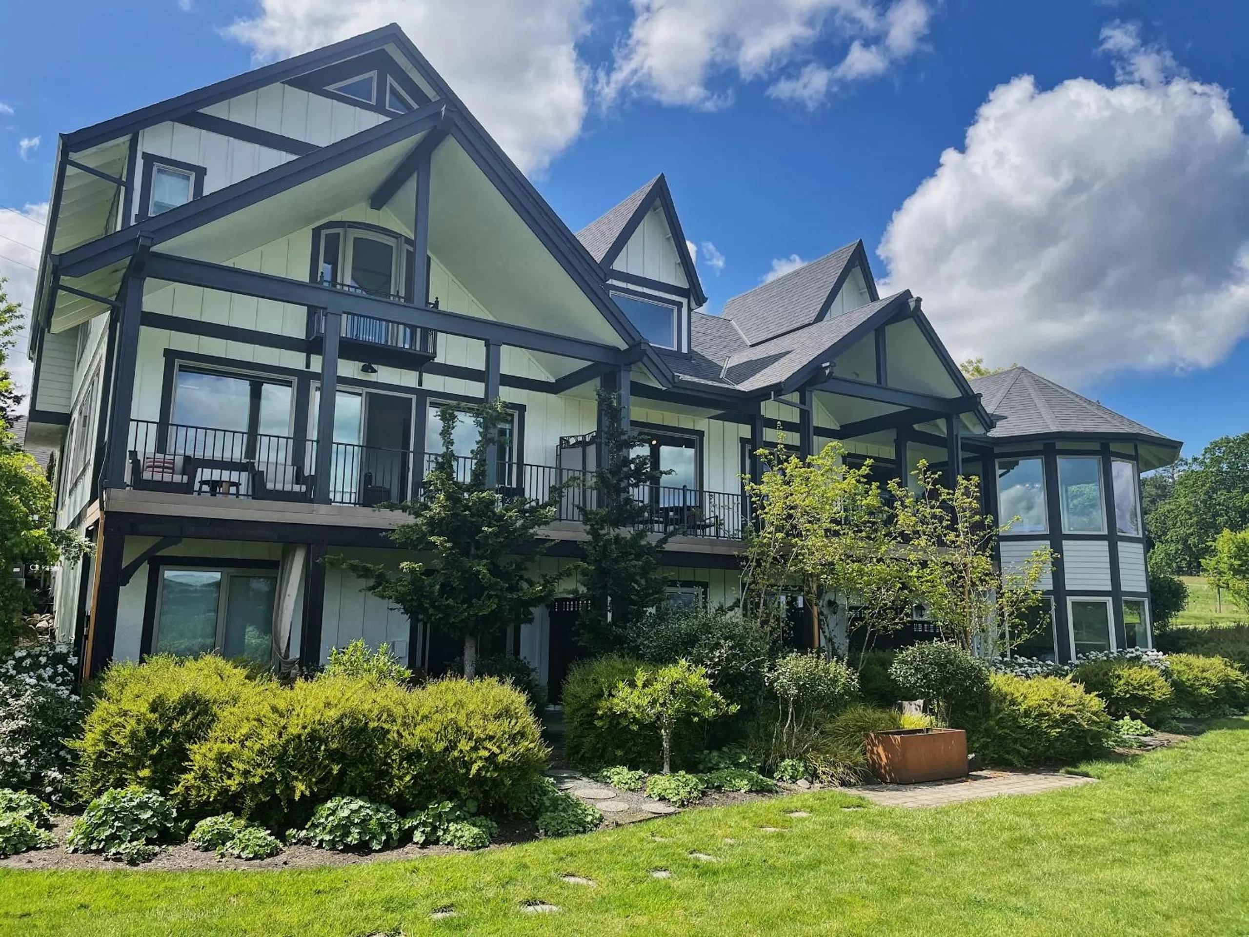 Property building in The Setting Inn Willamette Valley