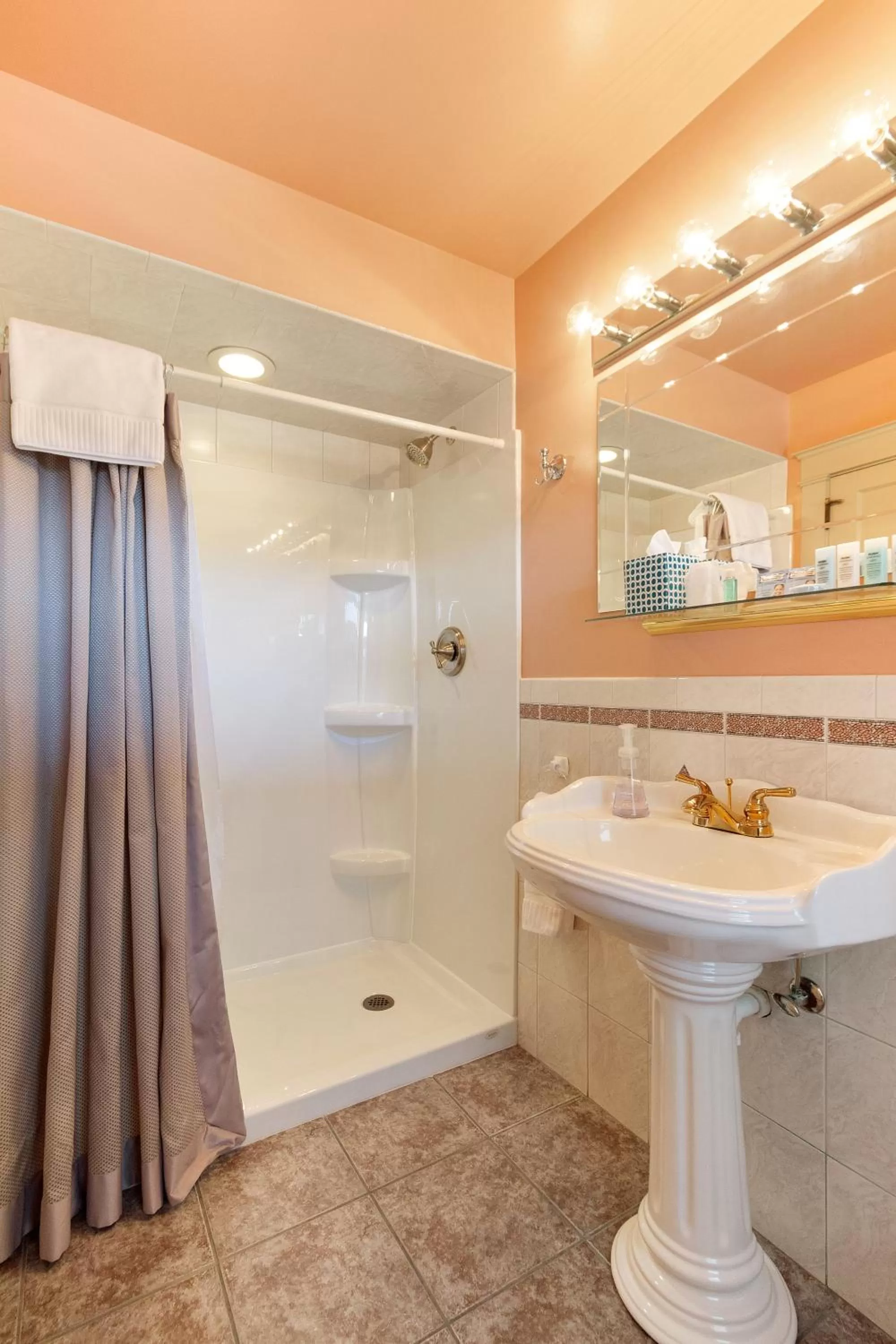 Bathroom in After Eight Bed and Breakfast