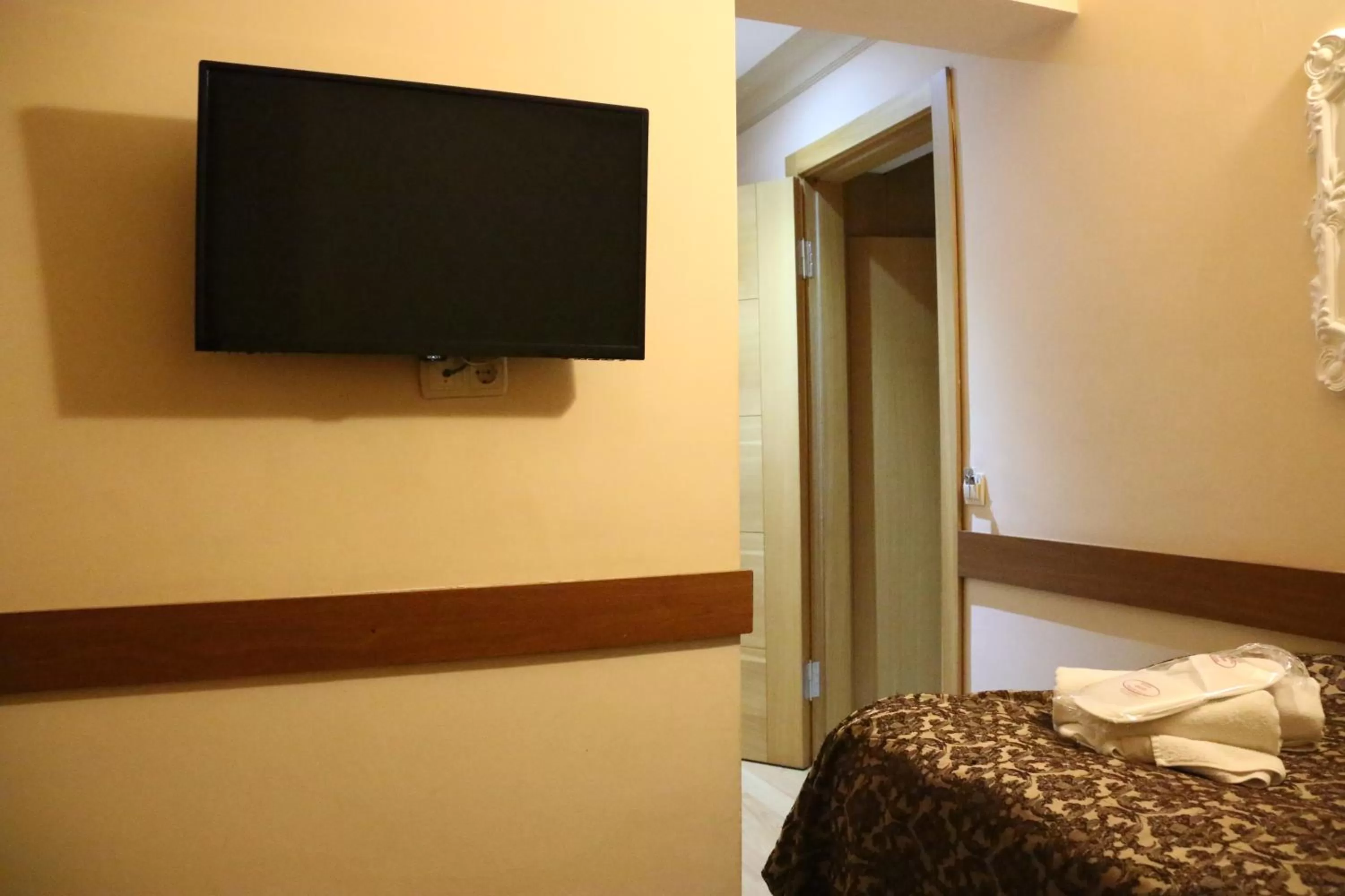 TV and multimedia, TV/Entertainment Center in Grand Peninsula Hotel