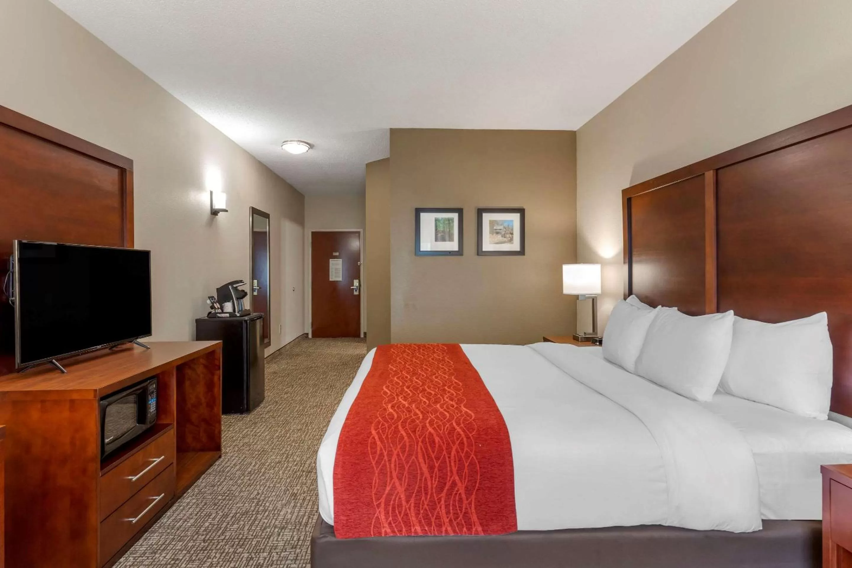Photo of the whole room, Bed in Comfort Inn & Suites Canton Riverstone Area