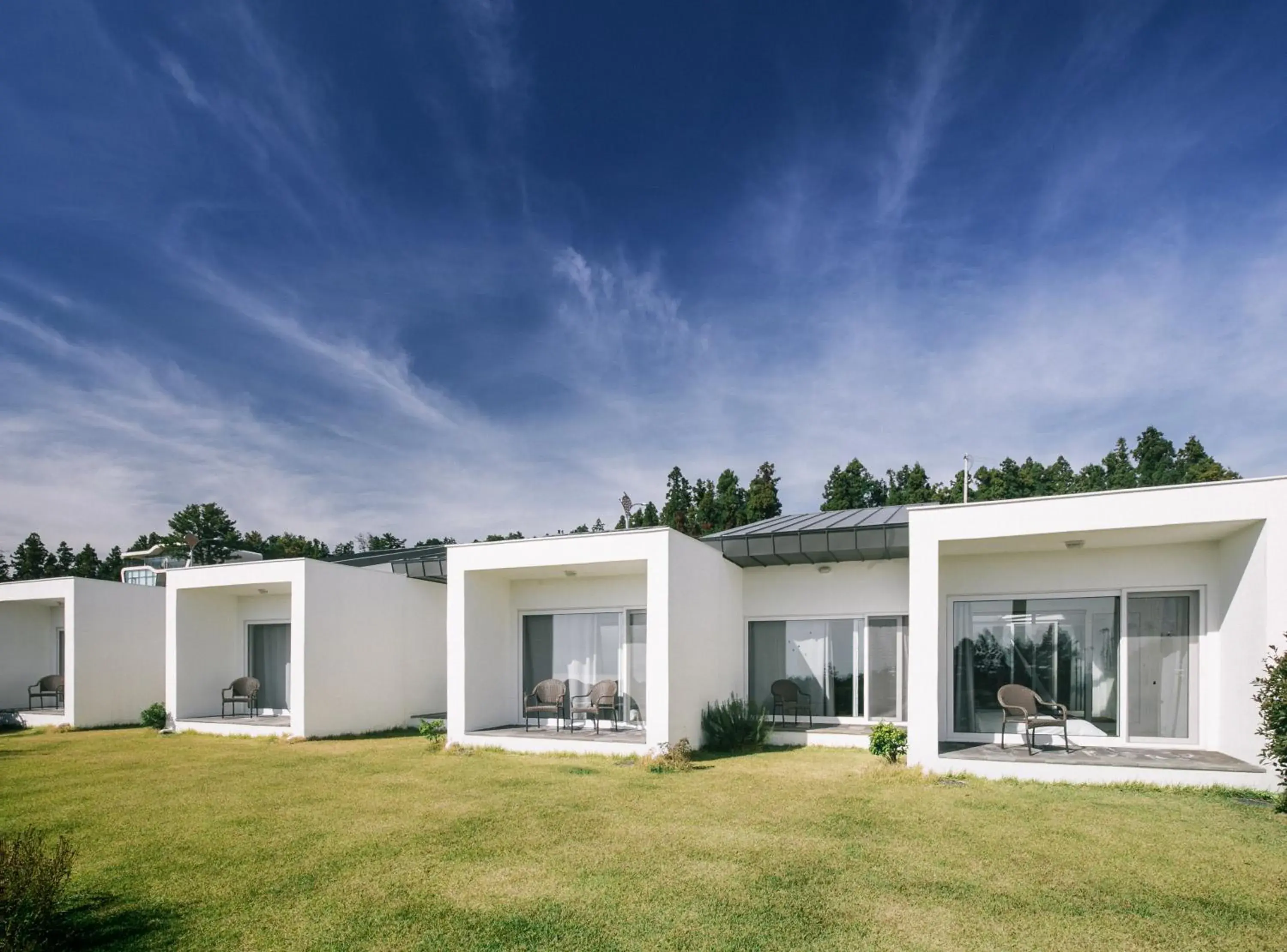 Property Building in la Pause Pension Property Building in la Pause Pension