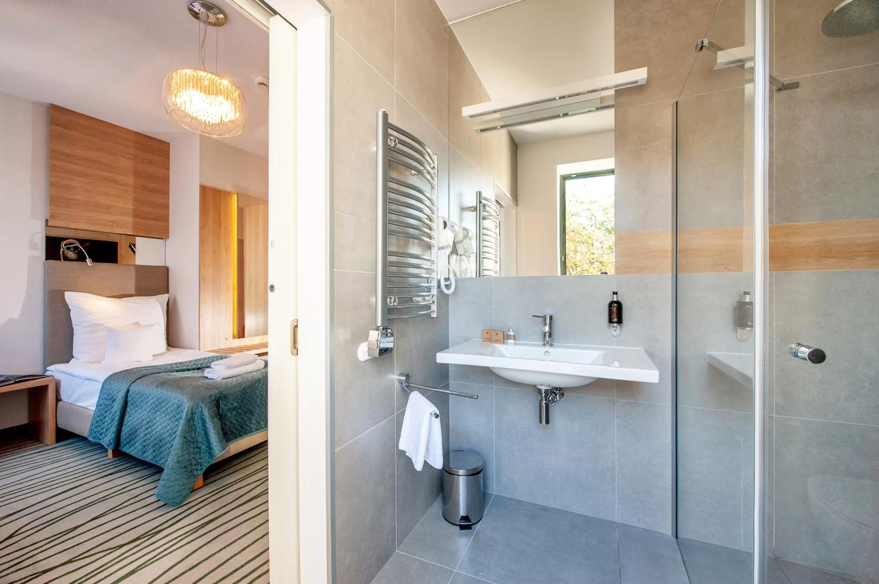 Shower, Bed in Plaza Boutique Hotel