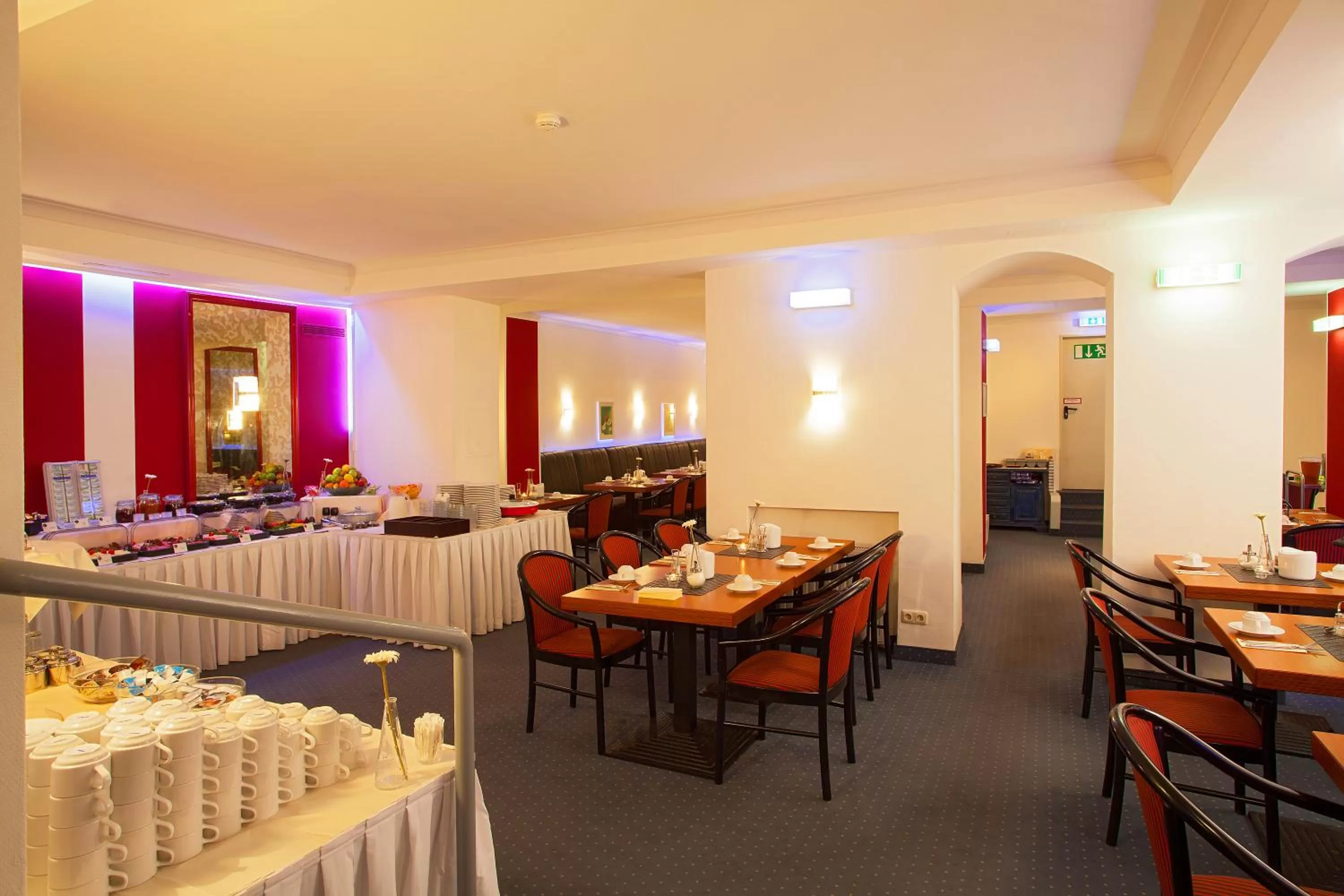 Restaurant/places to eat in INA Hotel Royal