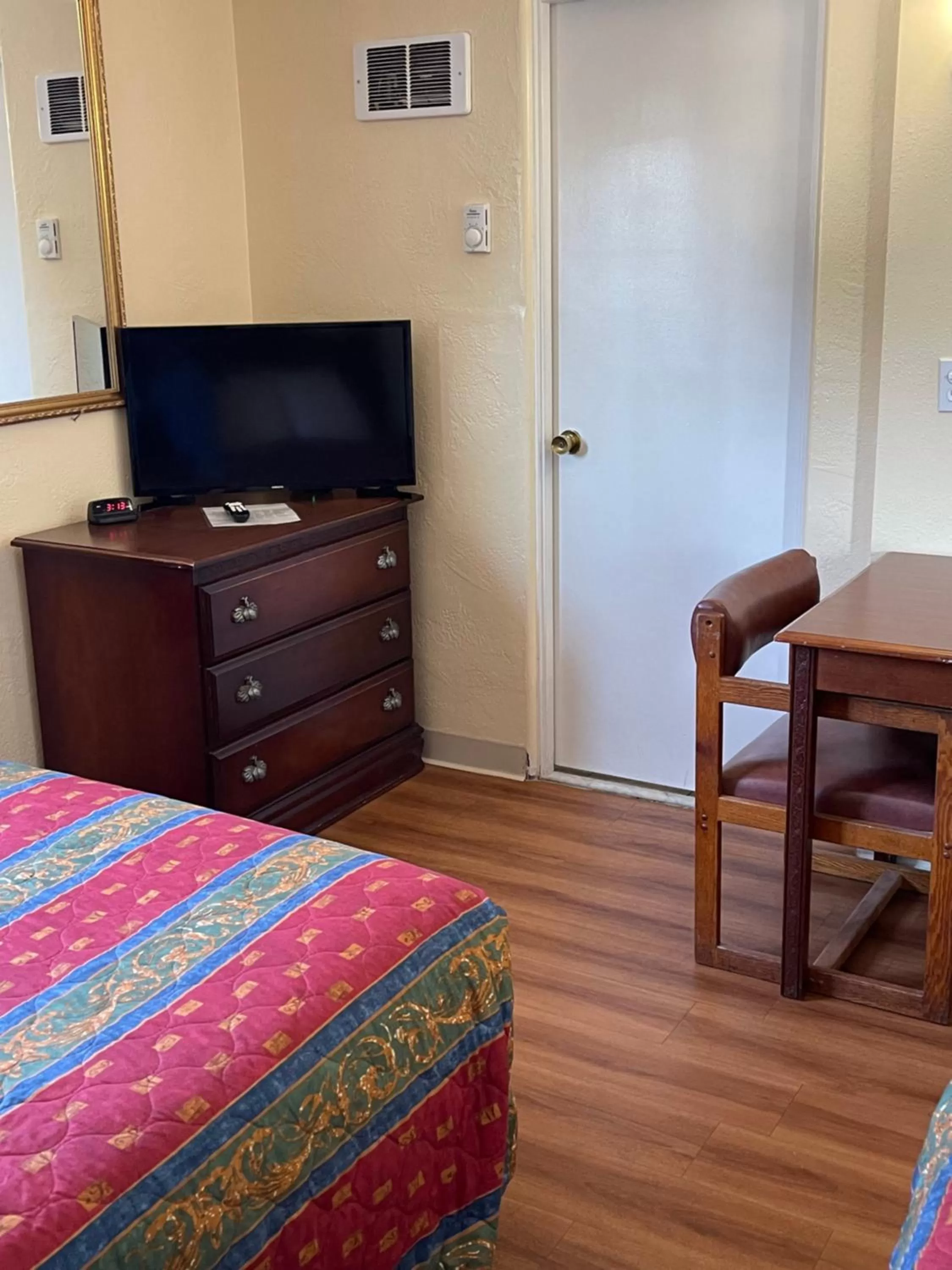 TV and multimedia, Bed in Villa West Motel