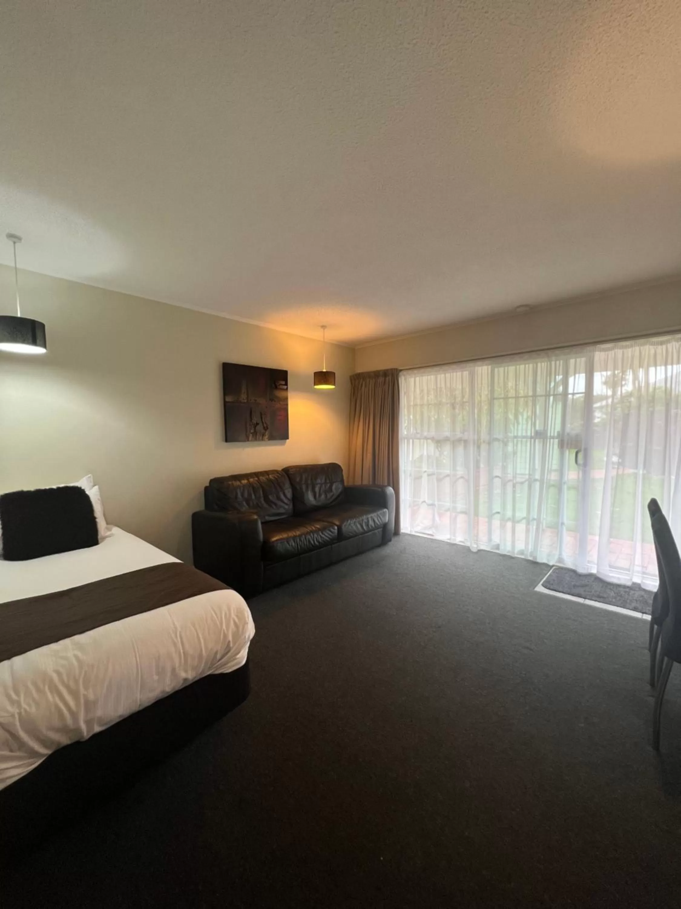 Living room, Bed in ASURE Green Gables Motel