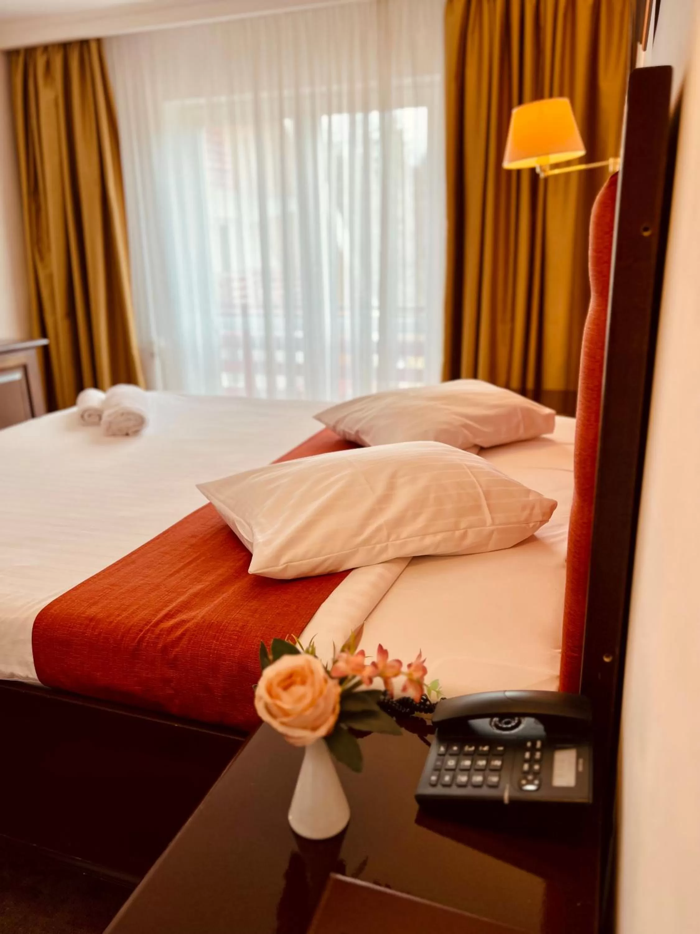 Bedroom, Bed in Hotel Piatra Mare