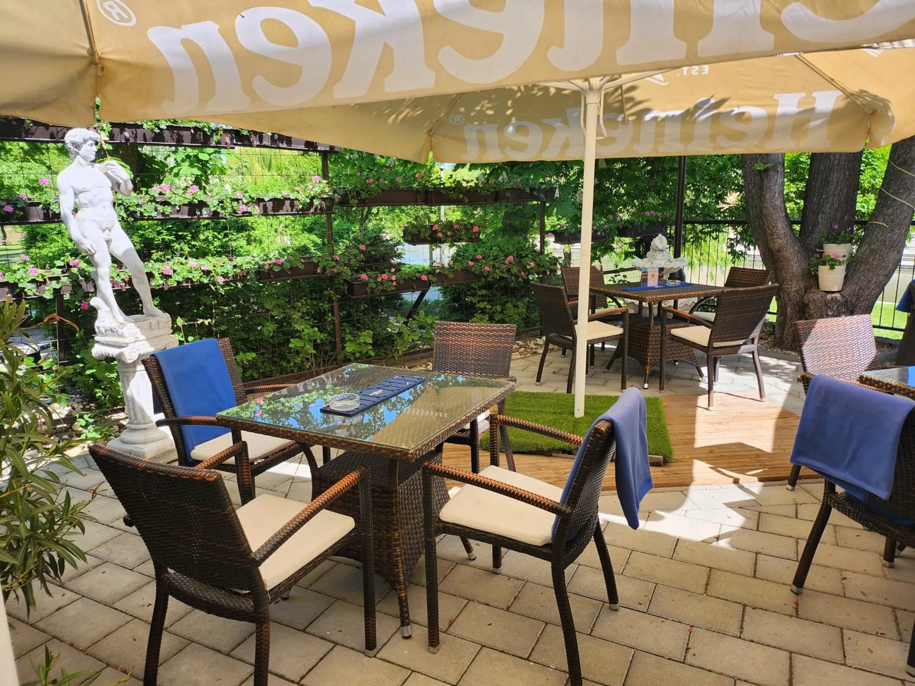 Arany Szarvas Fogadó és Captain Drakes Pub