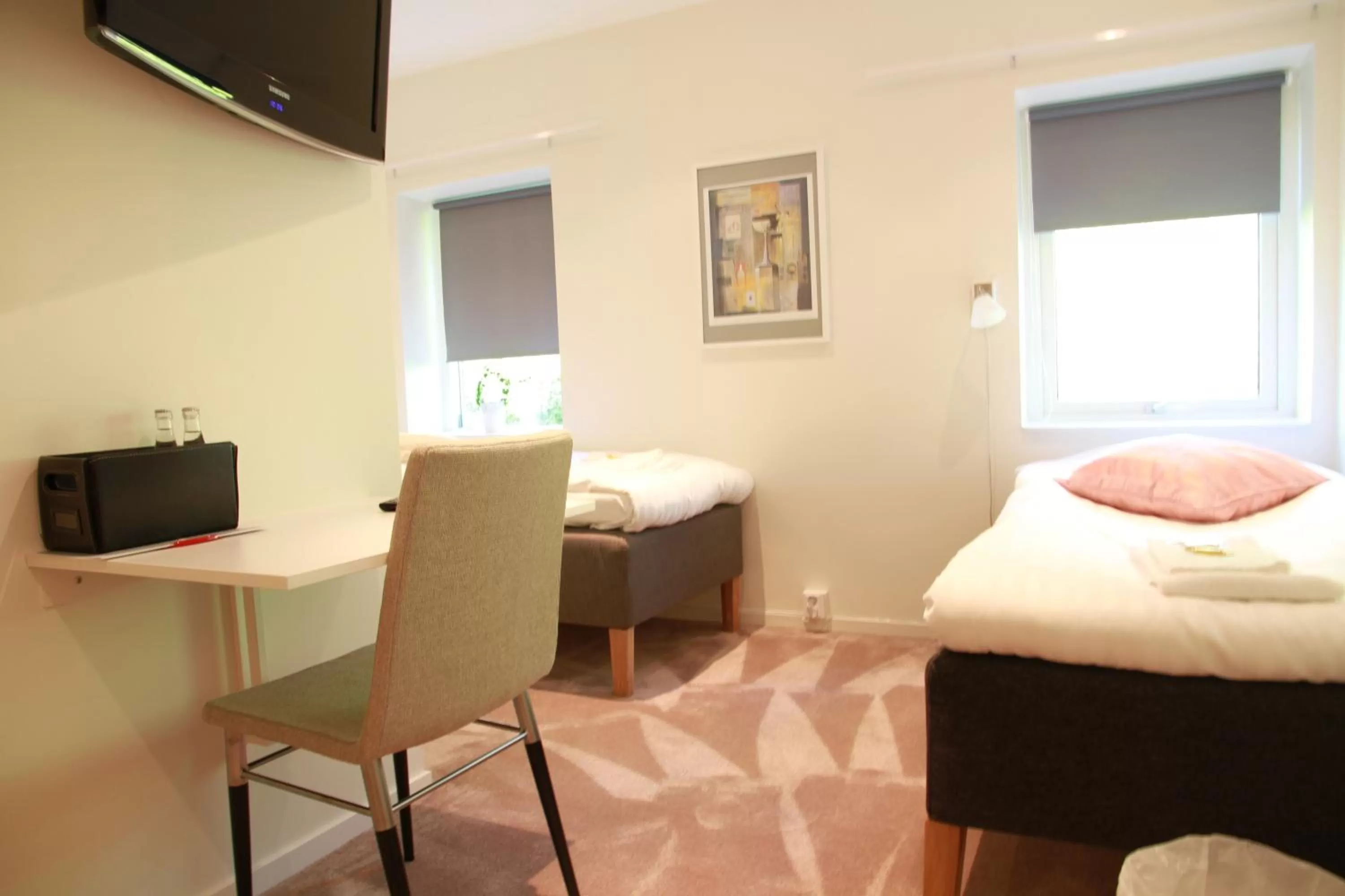 Photo of the whole room, Bed in Flygplatshotellet