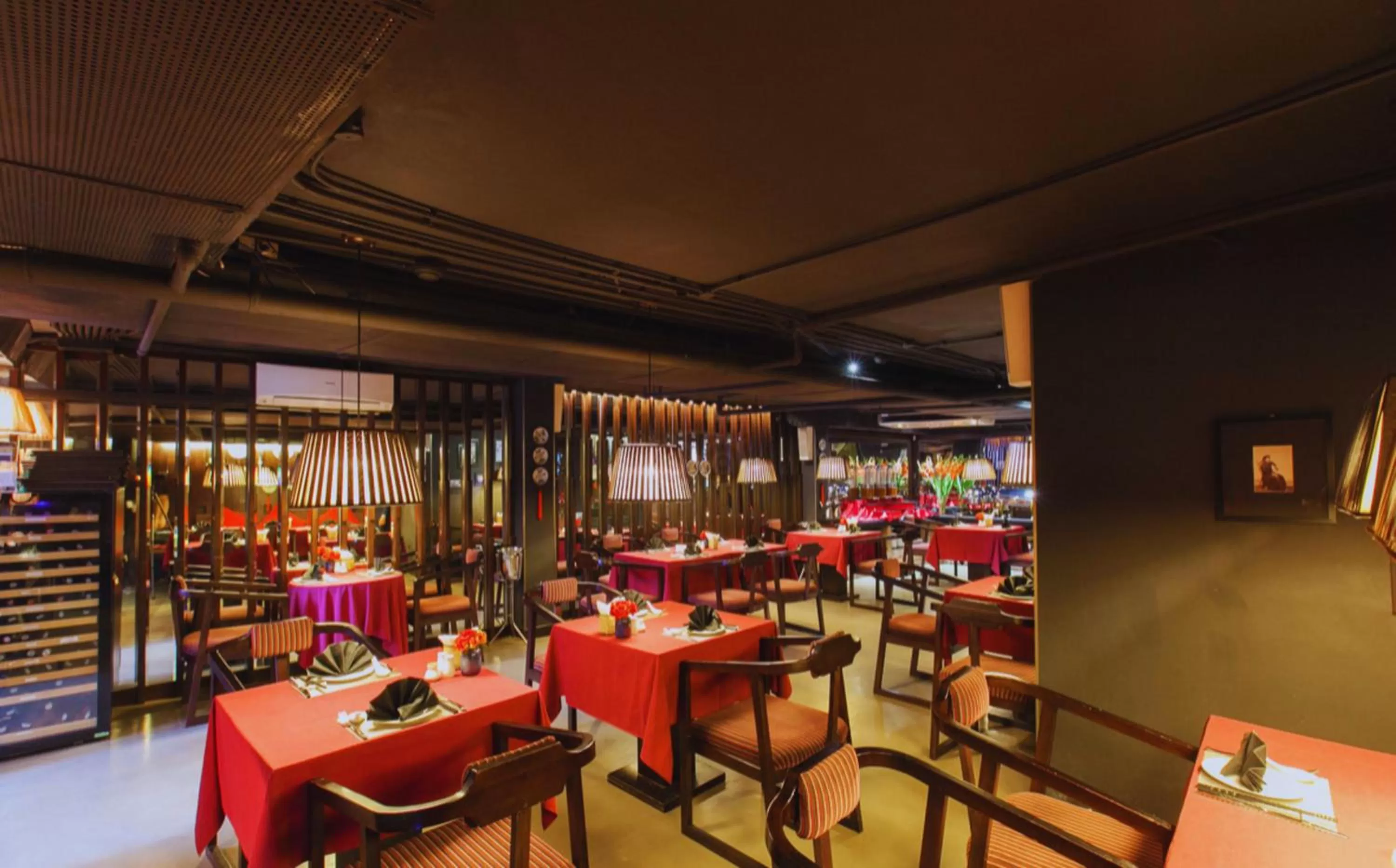 Restaurant/places to eat in Hotel Emerald Waters Classy