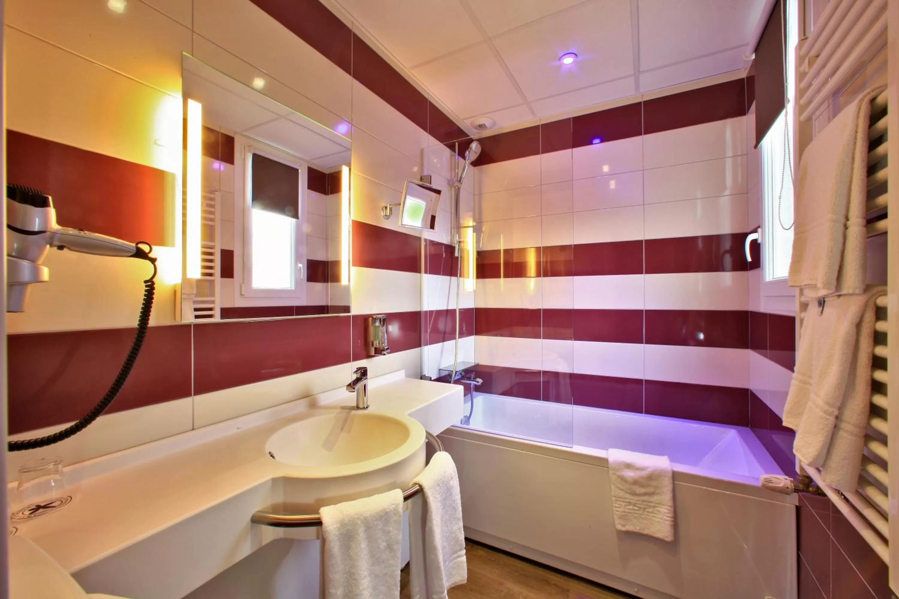 Bathroom in The Originals City - Hôtel Saint-Martial, Limoges Centre