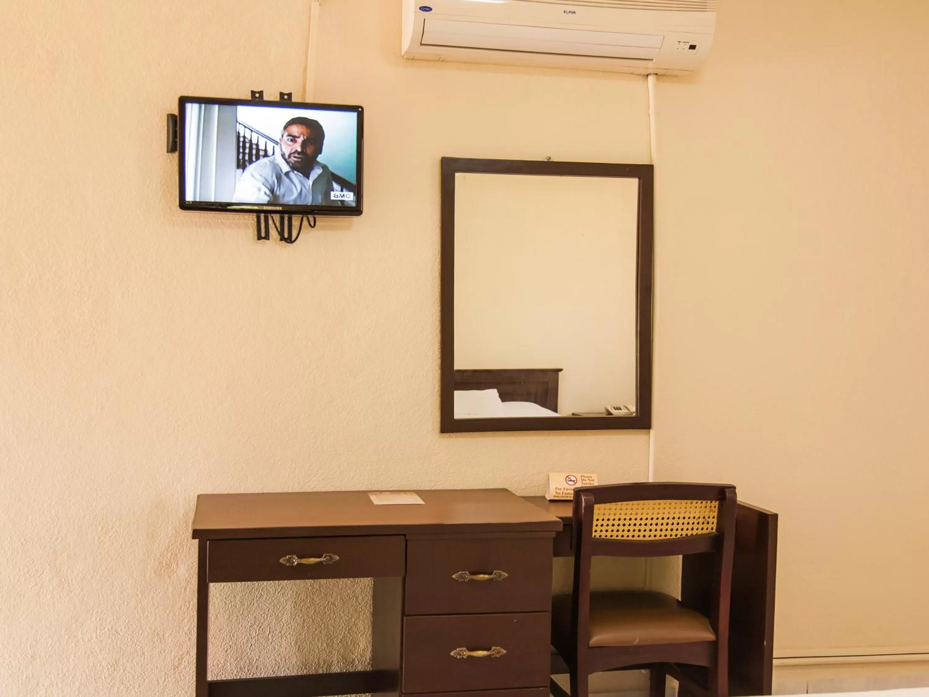 TV and multimedia, TV/Entertainment Center in Hotel Estrella