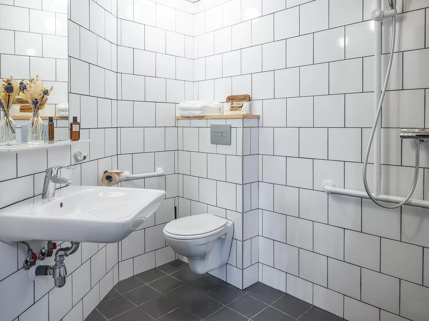 Shower in Eklo Hotels Paris Marne La Vallée