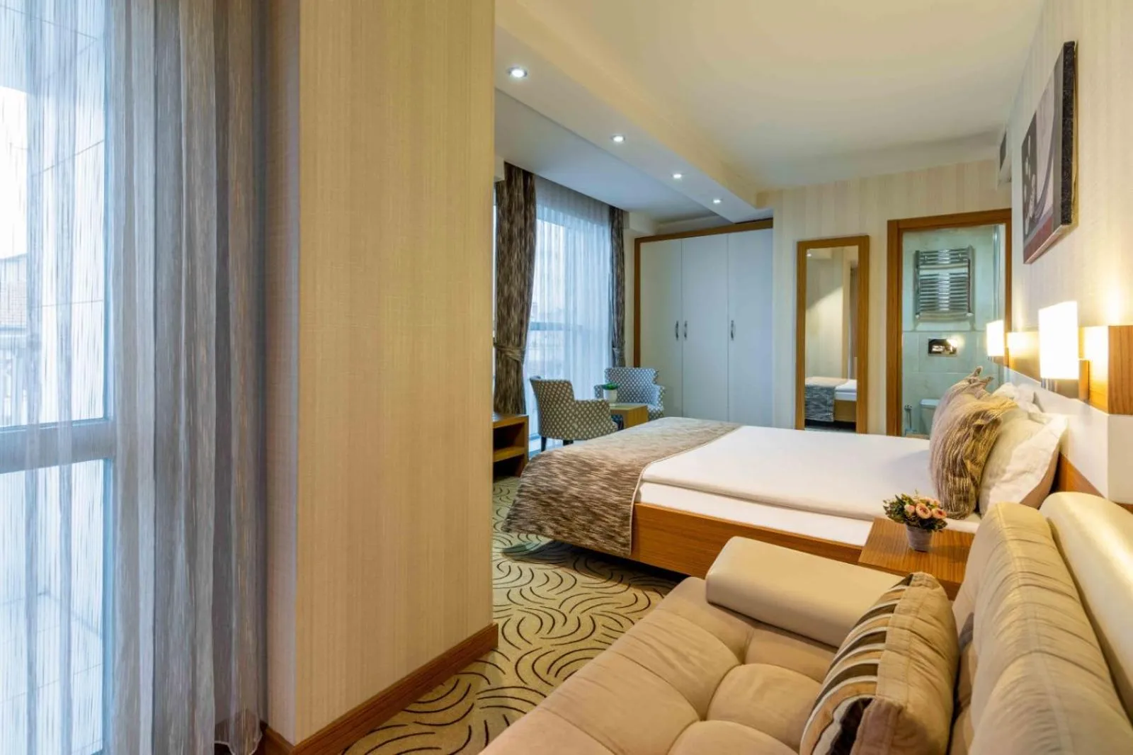 Photo of the whole room, Bed in Dies Hotel