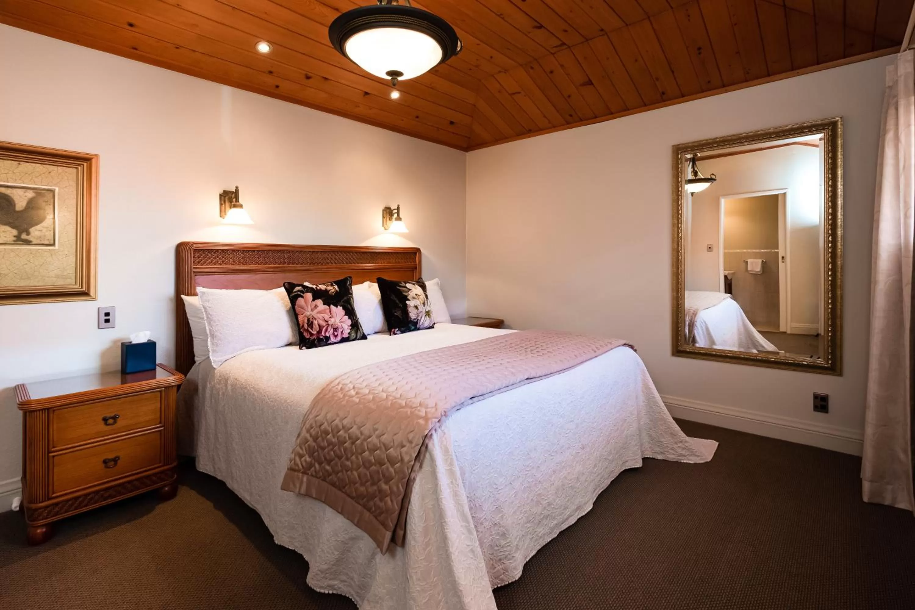 Bedroom, Bed in On The Point - Lake Rotorua