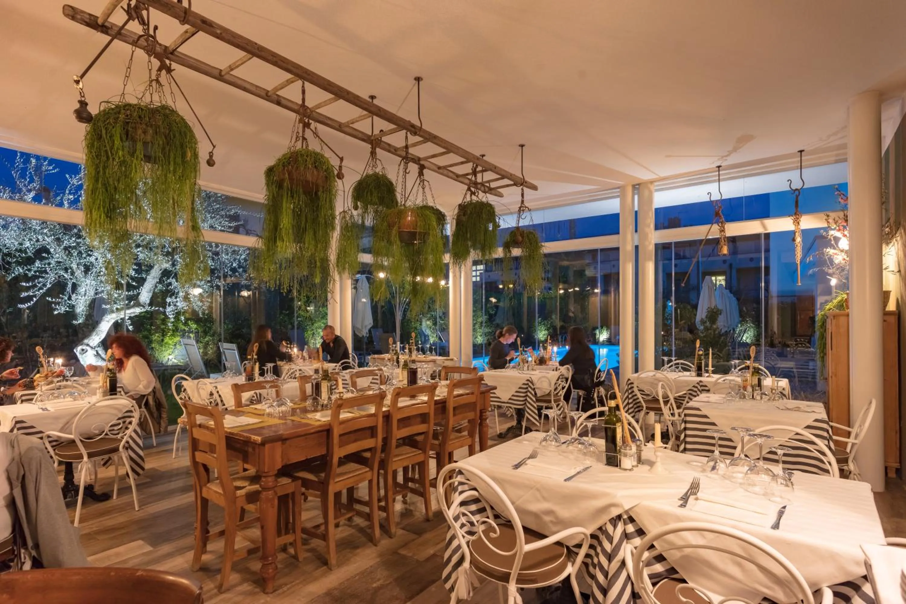 Restaurant/places to eat in Hotel Maximilian