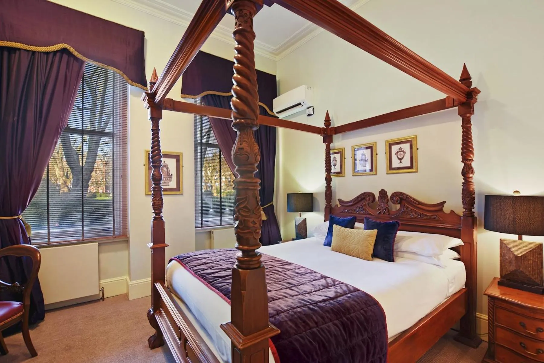 Luxury Four Poster in Twenty Nevern Square Hotel
