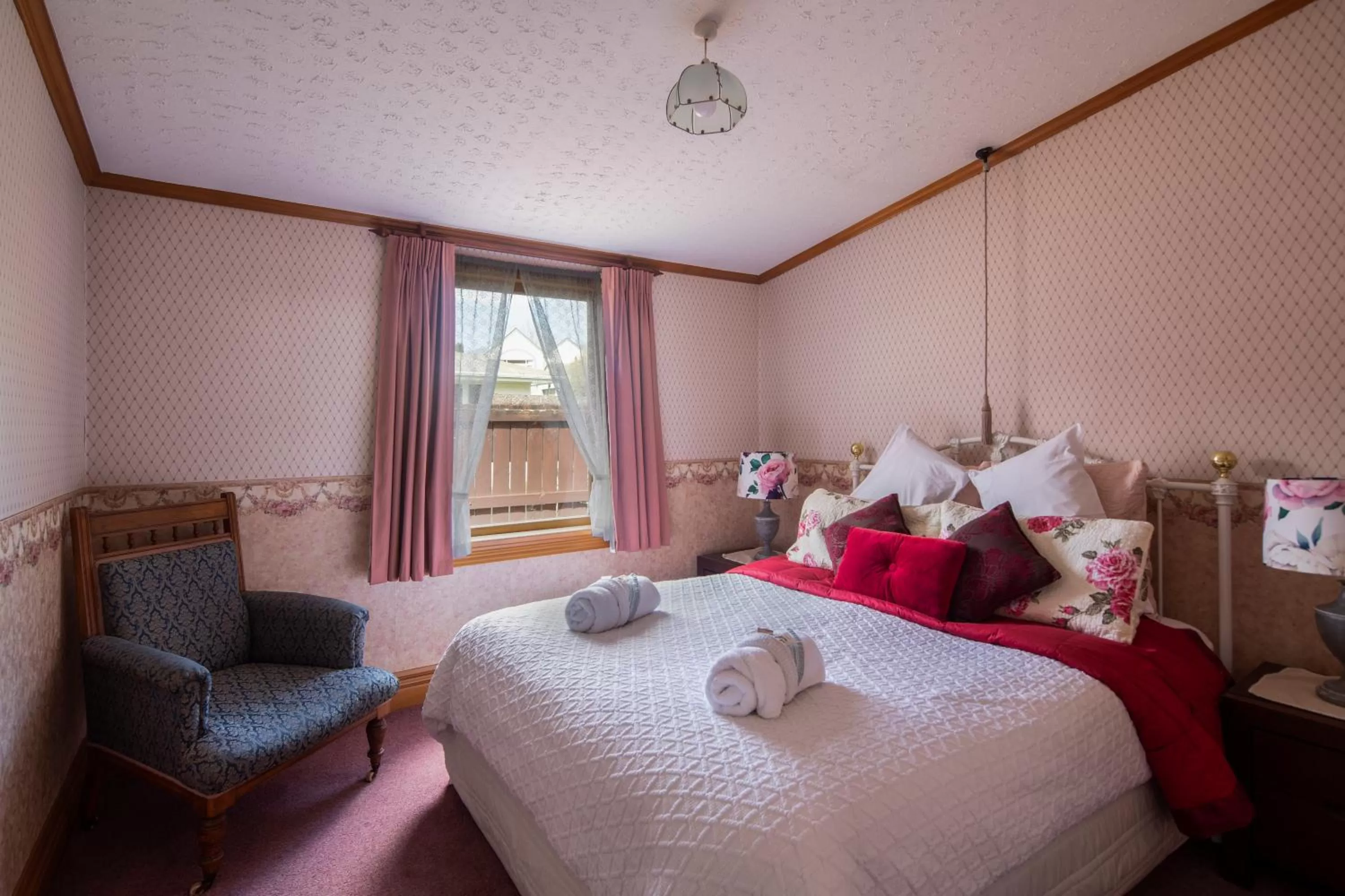 Bed in Settlers Cottage Motel