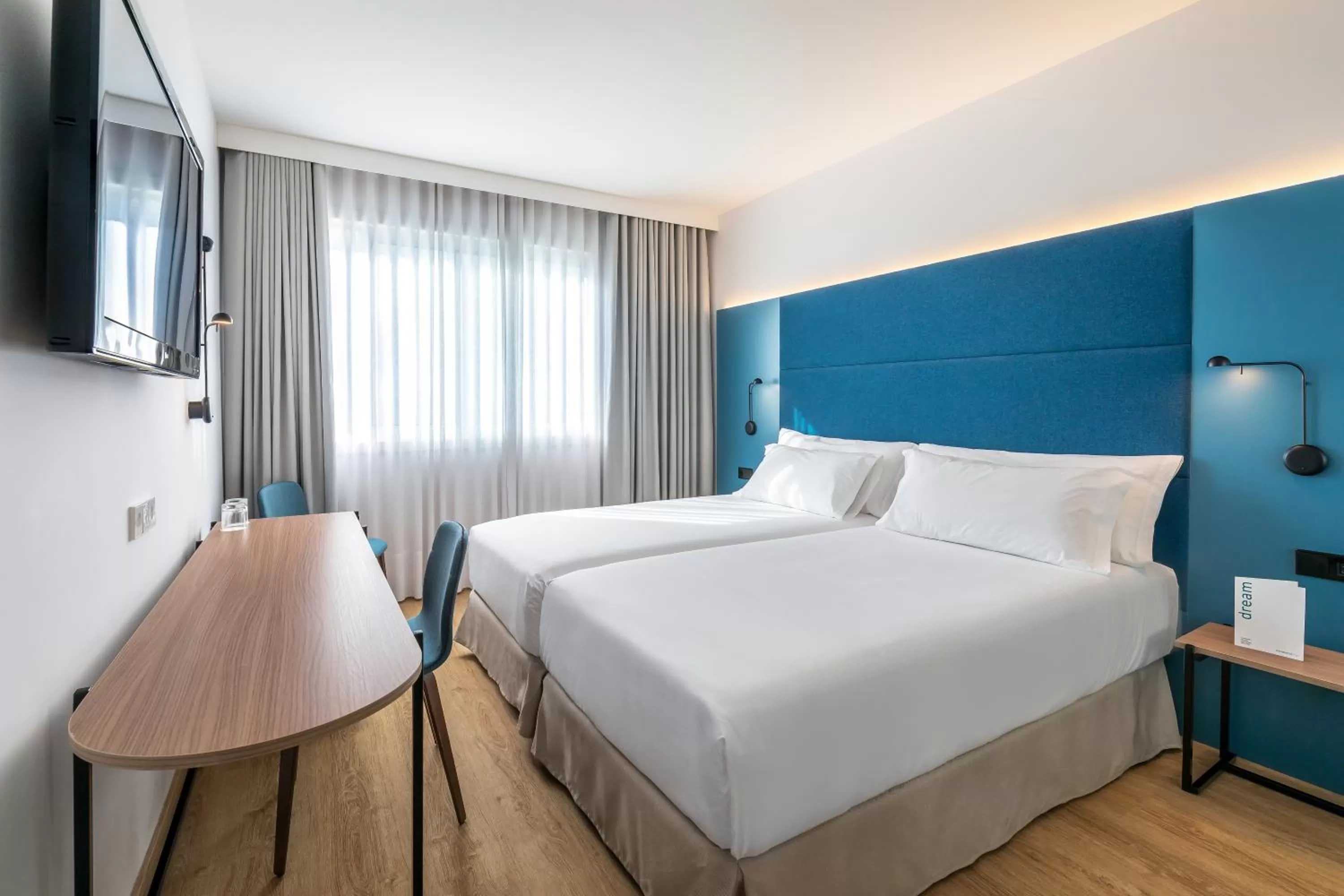 Photo of the whole room, Bed in Occidental Vigo