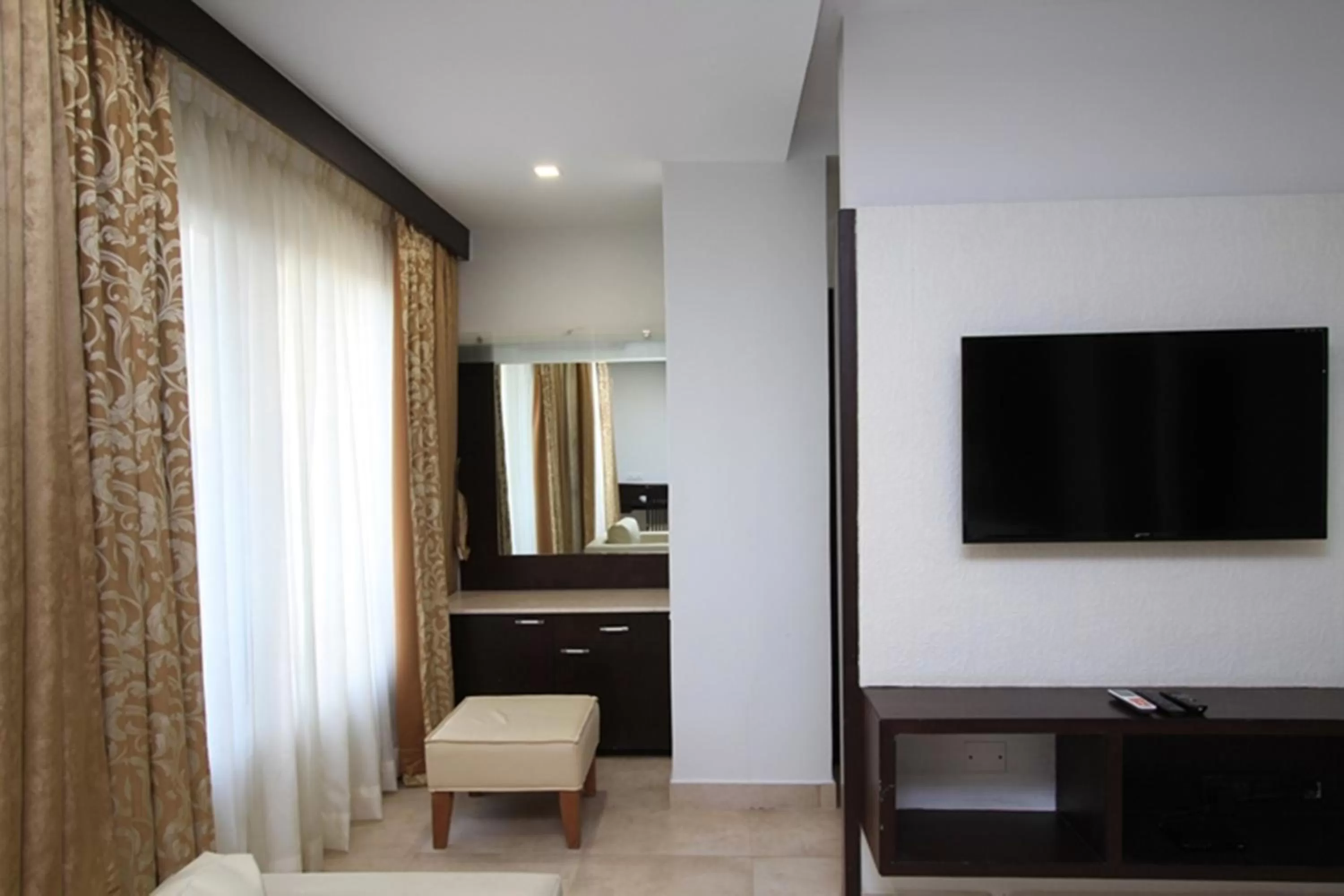 TV and multimedia, TV/Entertainment Center in Ambaari hotel