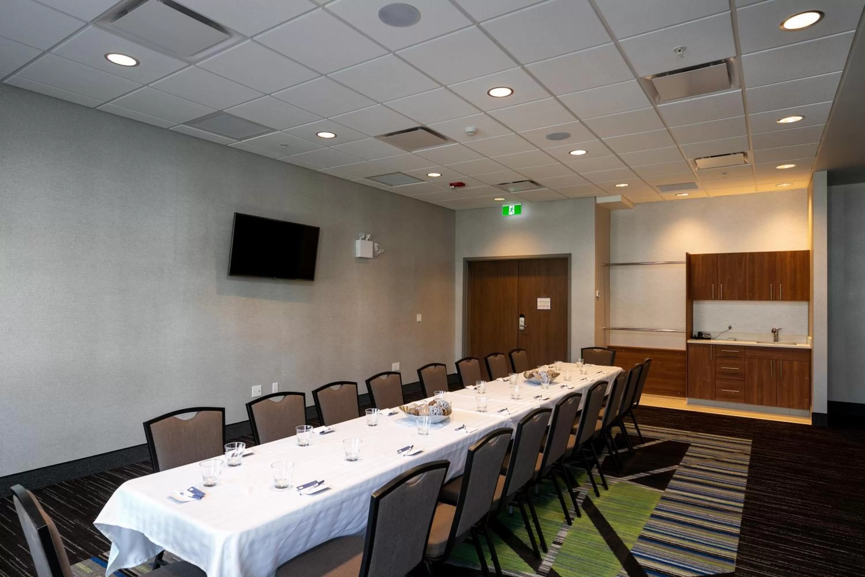 Meeting/conference room in Holiday Inn Express - Lethbridge Southeast by IHG