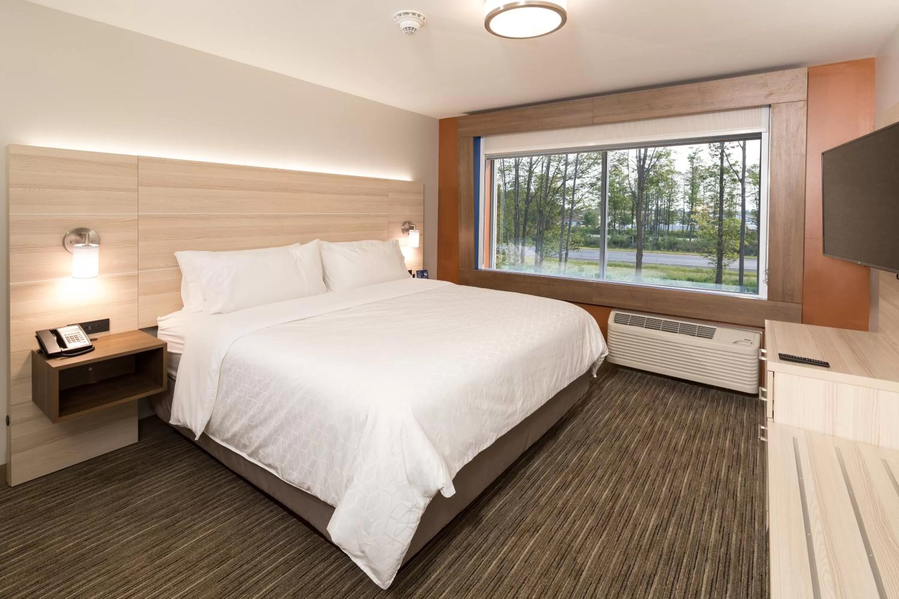 Bed in Holiday Inn Express Hotel & Suites Bay City by IHG
