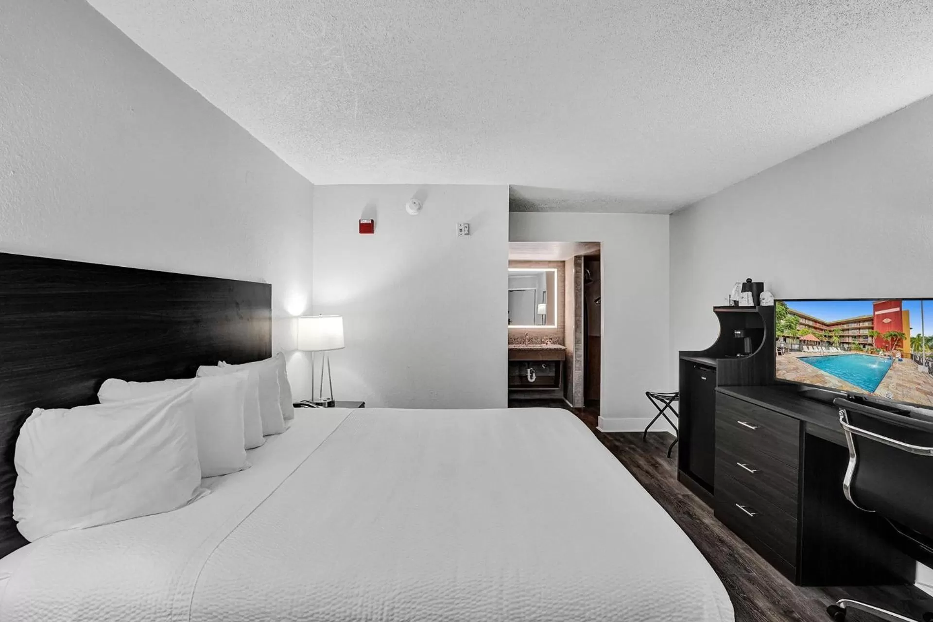 Deluxe King Studio in The Harrison Downtown Hollywood