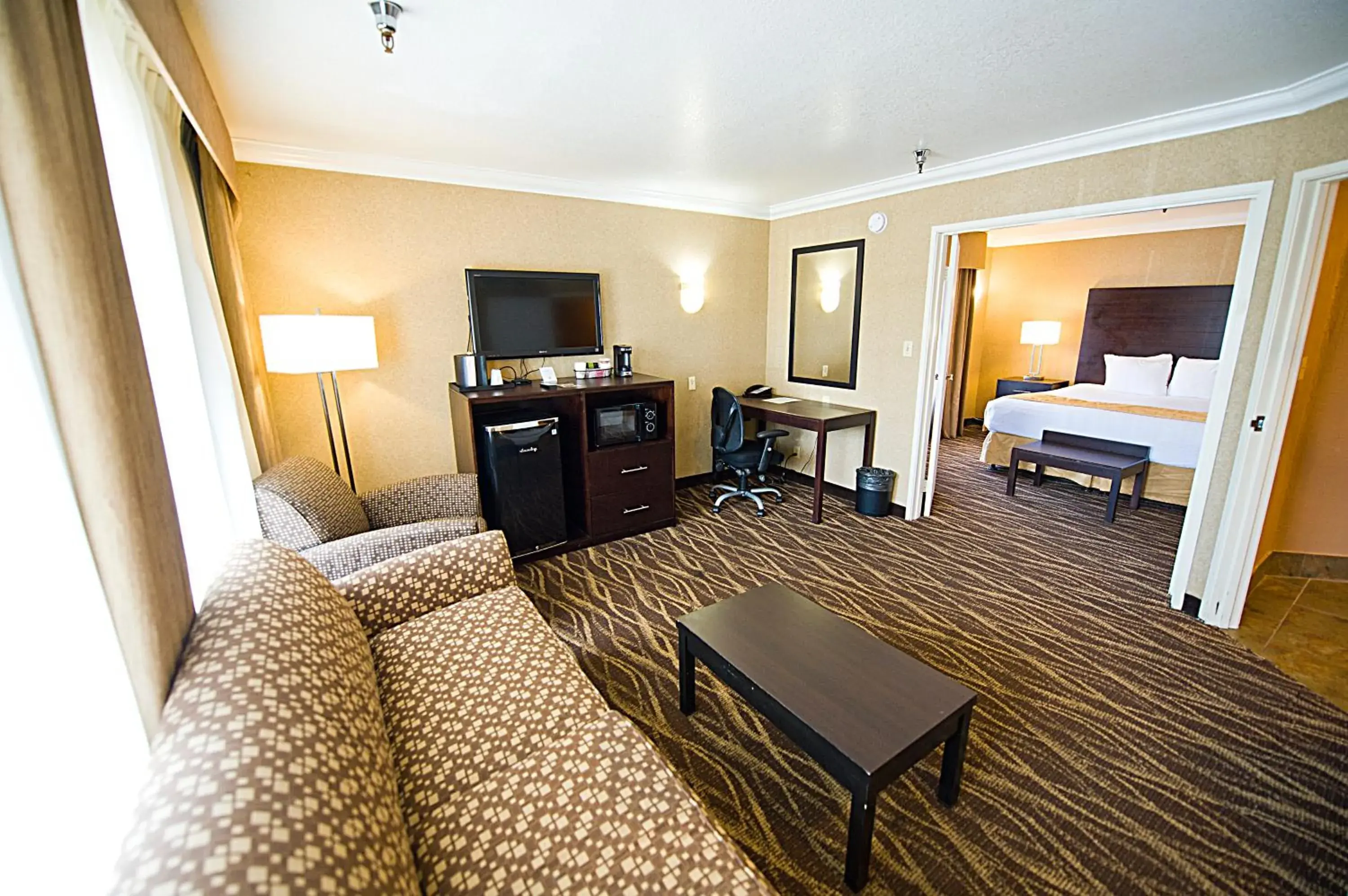 Executive King Suite in Hotel d'Lins Ontario Airport Executive King Suite in Hotel d'Lins Ontario Airport