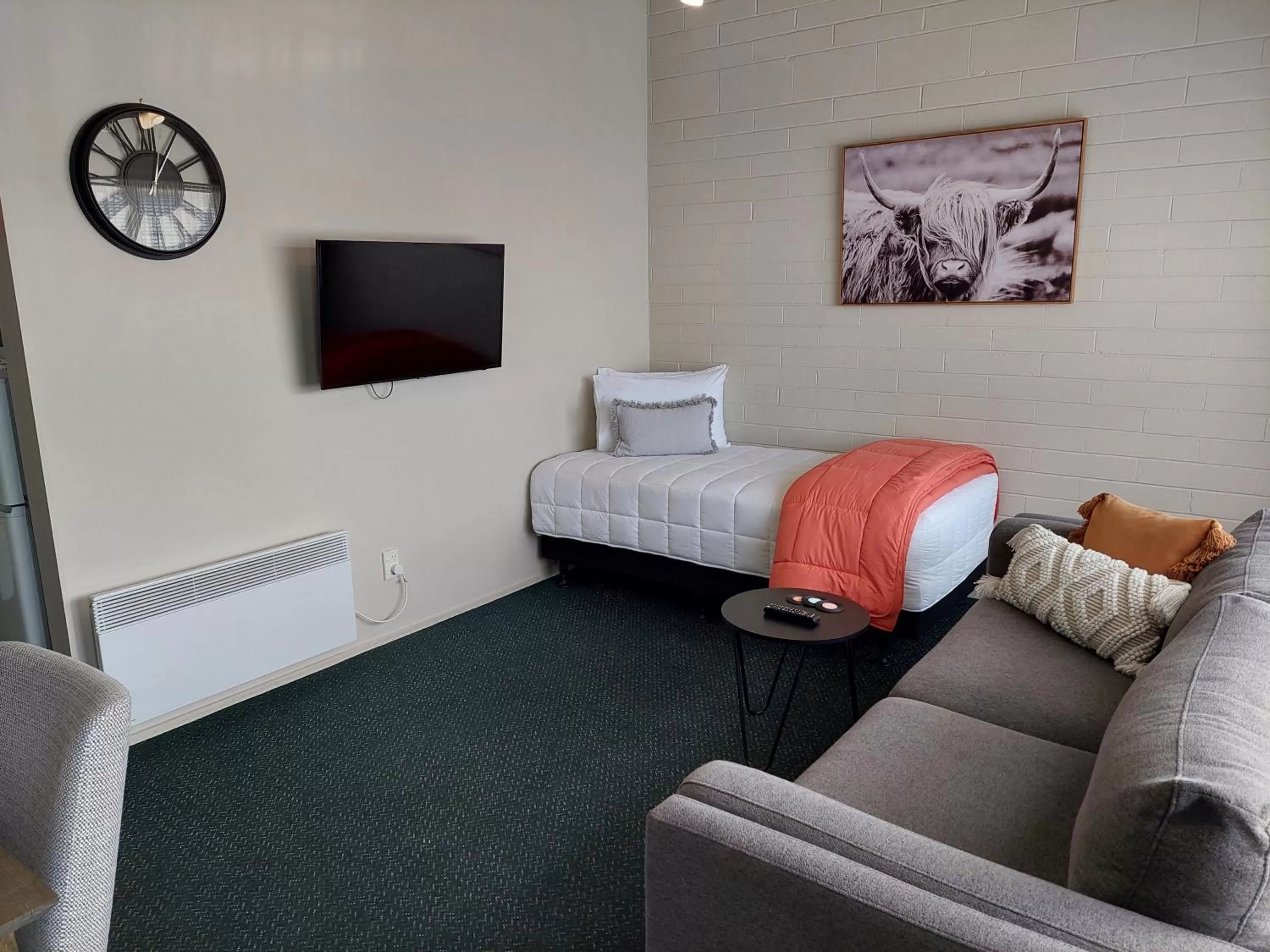 Seating area, Bed in Colonial on Tay