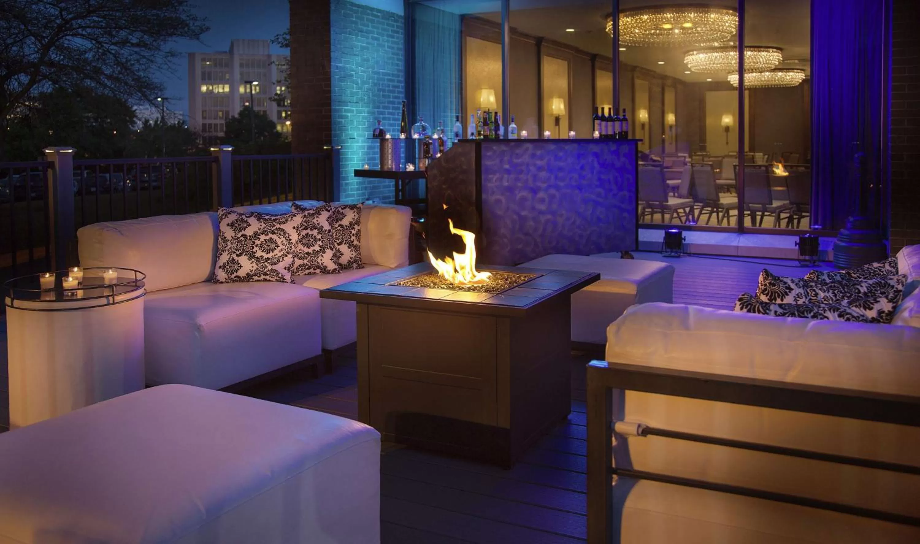 Lobby or reception in DoubleTree by Hilton Chicago - Oak Brook