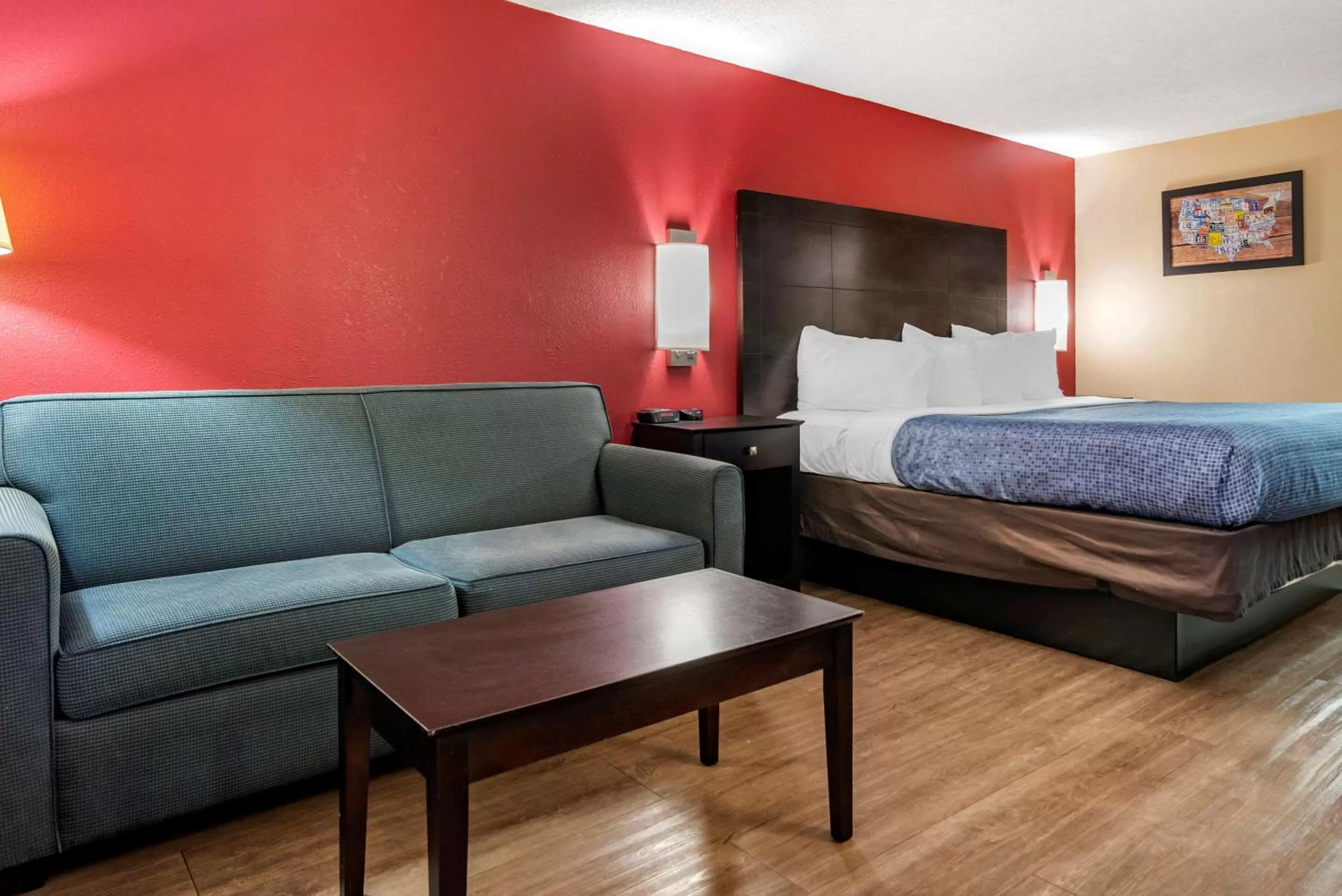 Photo of the whole room, Bed in Econo Lodge Oxford near Choccolocco Park