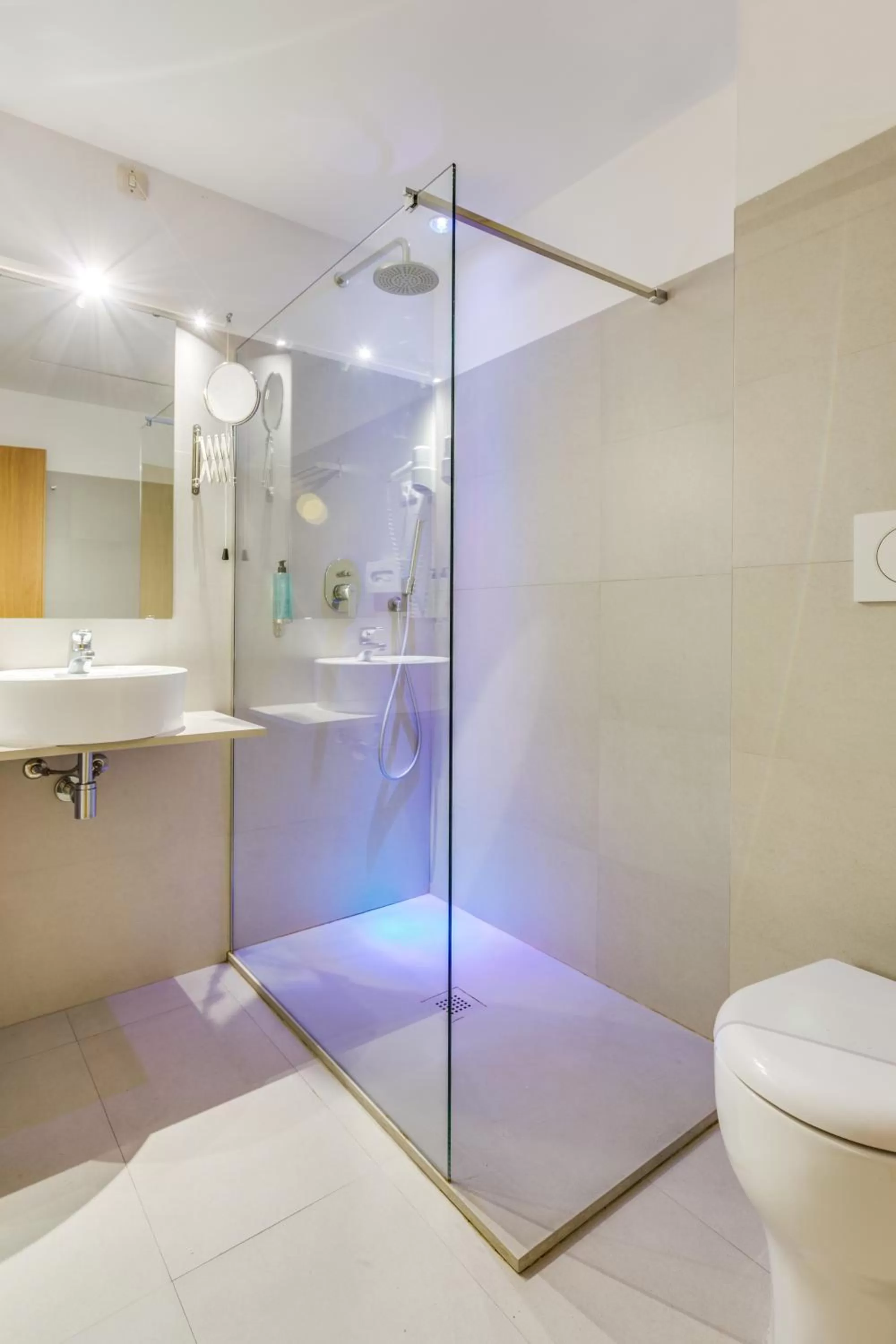 Shower in Kleos Hotel Milano Città Studi by Kleos Group Collection