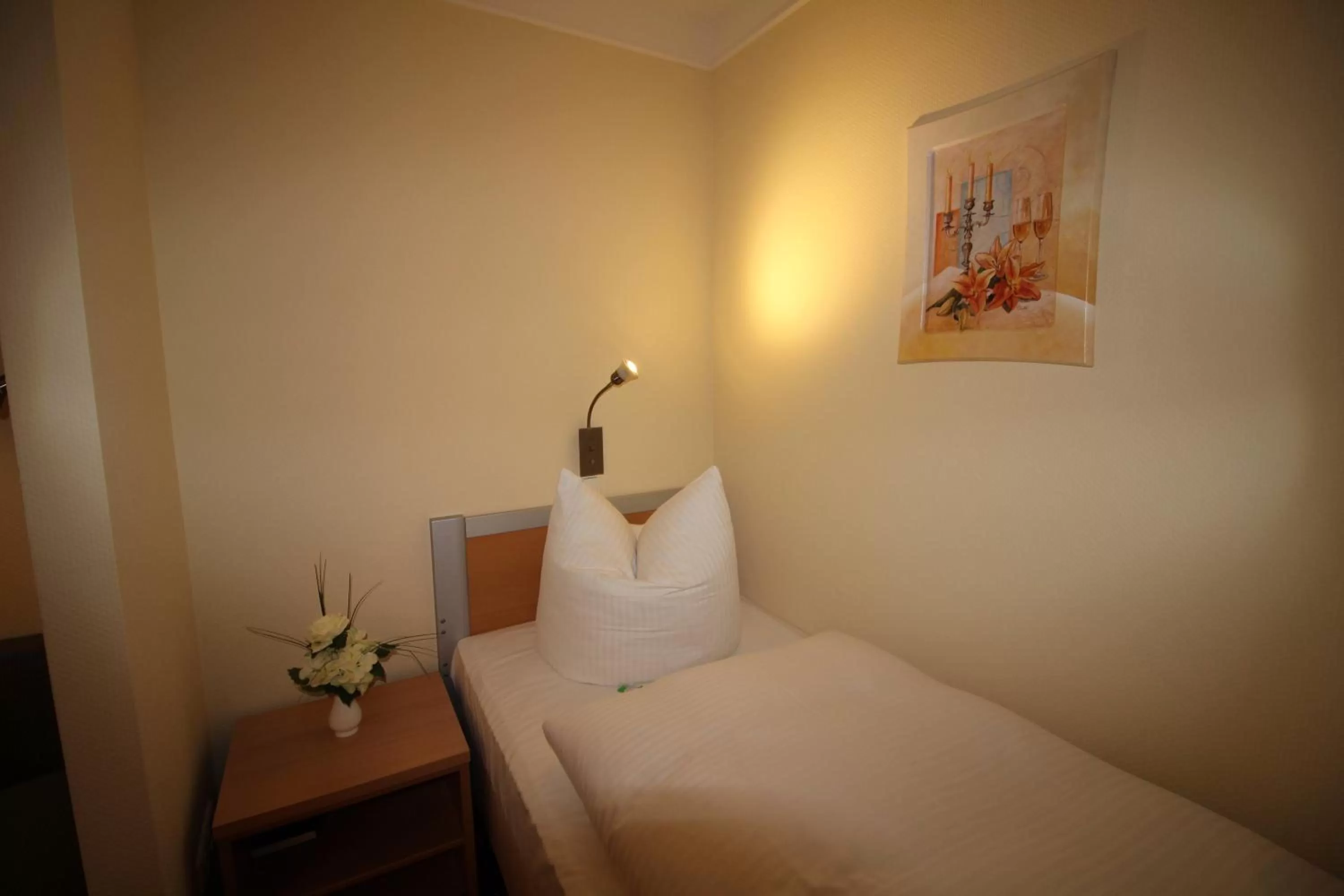 Photo of the whole room, Bed in Parkhotel Klüschenberg