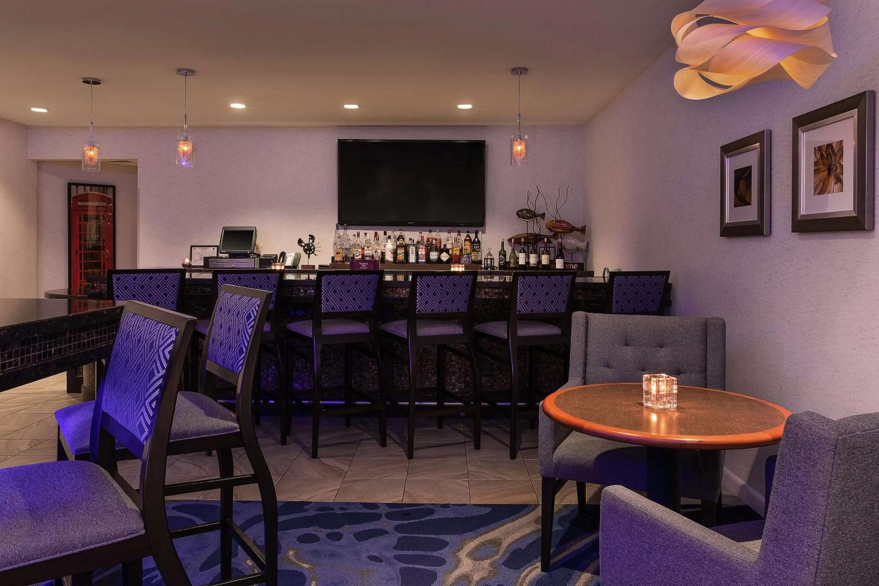 Lounge or bar in DoubleTree by Hilton Cape Cod - Hyannis