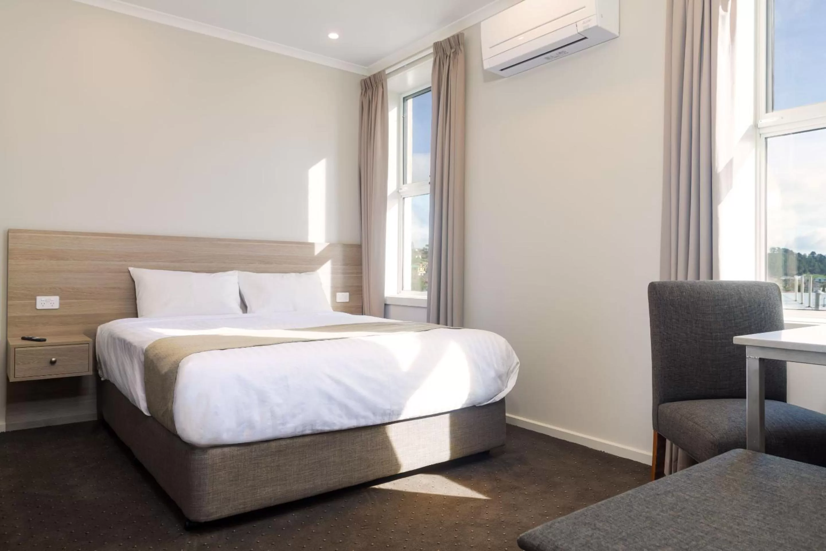 Bedroom, Bed in Somerset Hotel