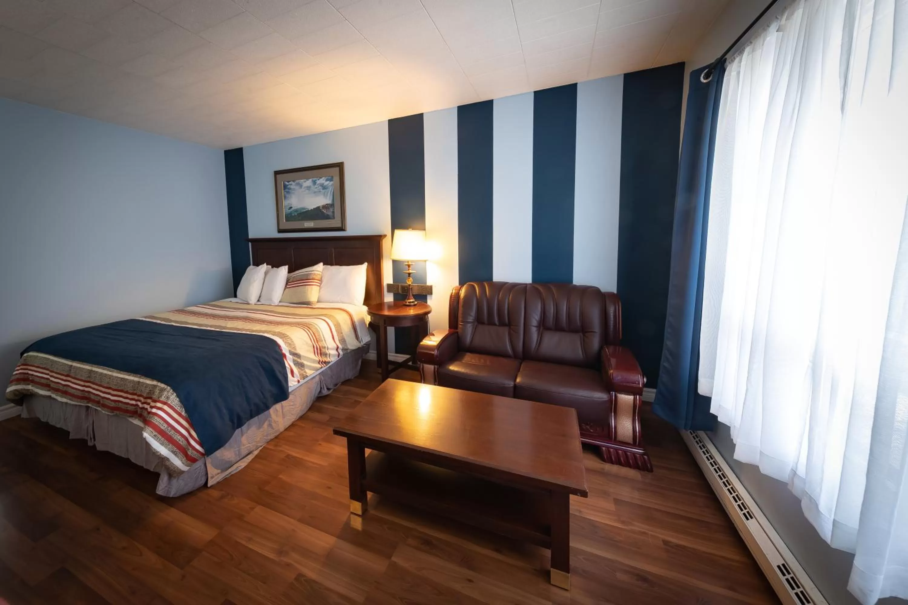 Bed in Villager Lodge Niagara Falls