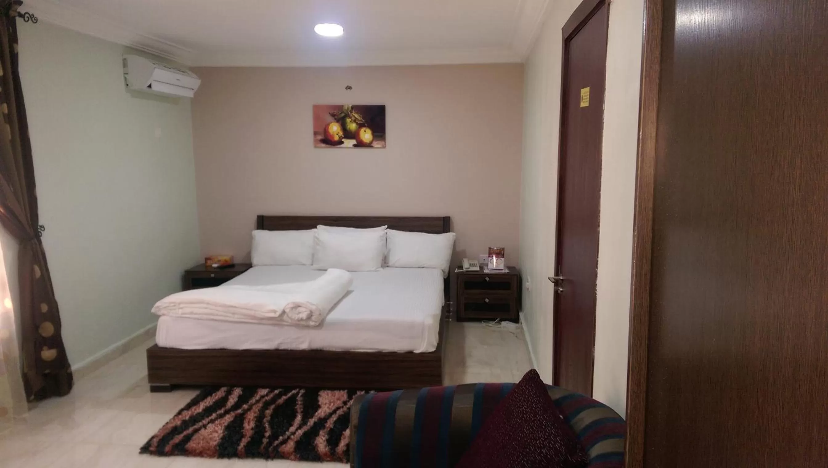 Bed in KH Lodge Abuja