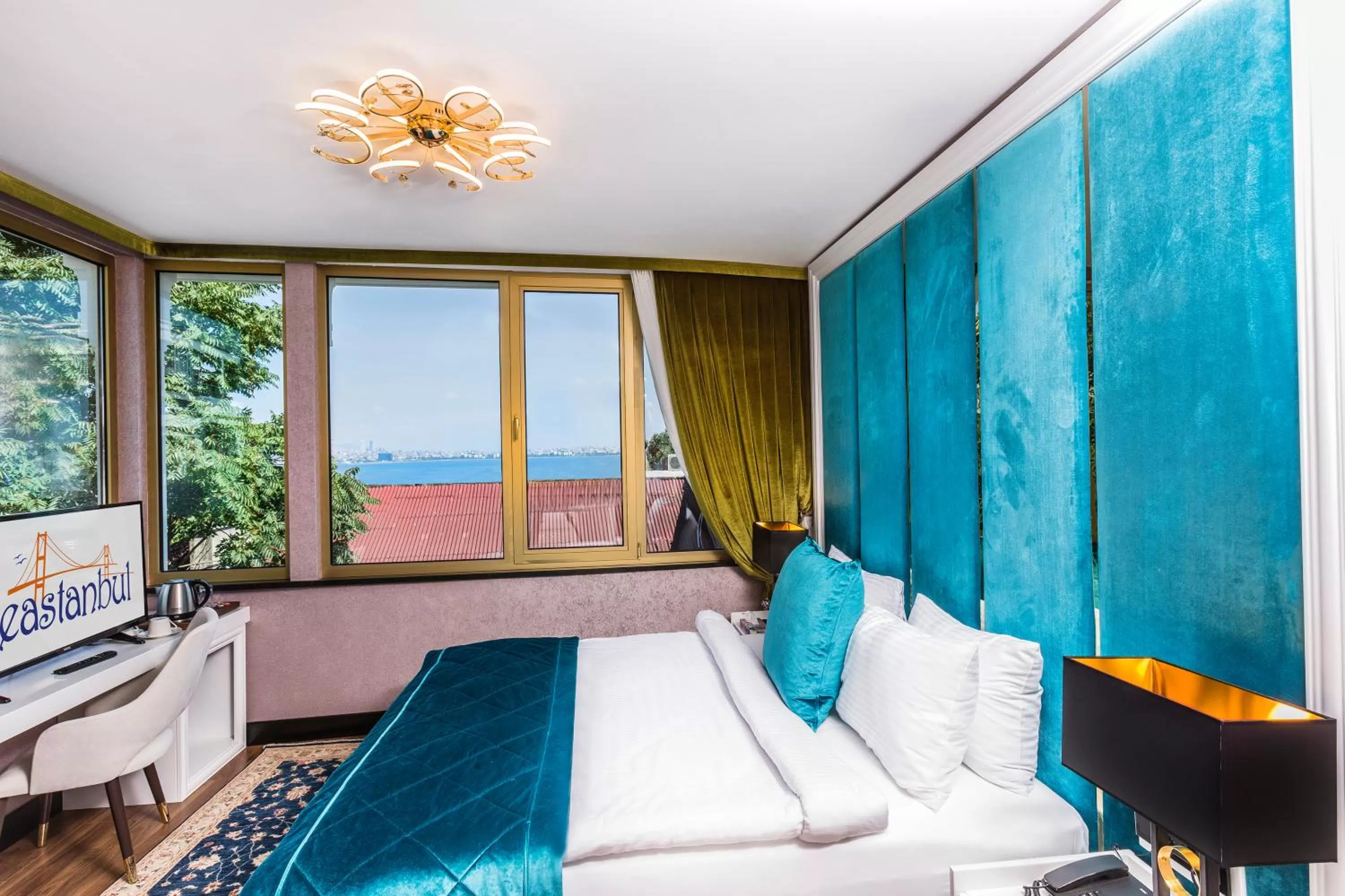 Photo of the whole room, Bed in Eastanbul Suites