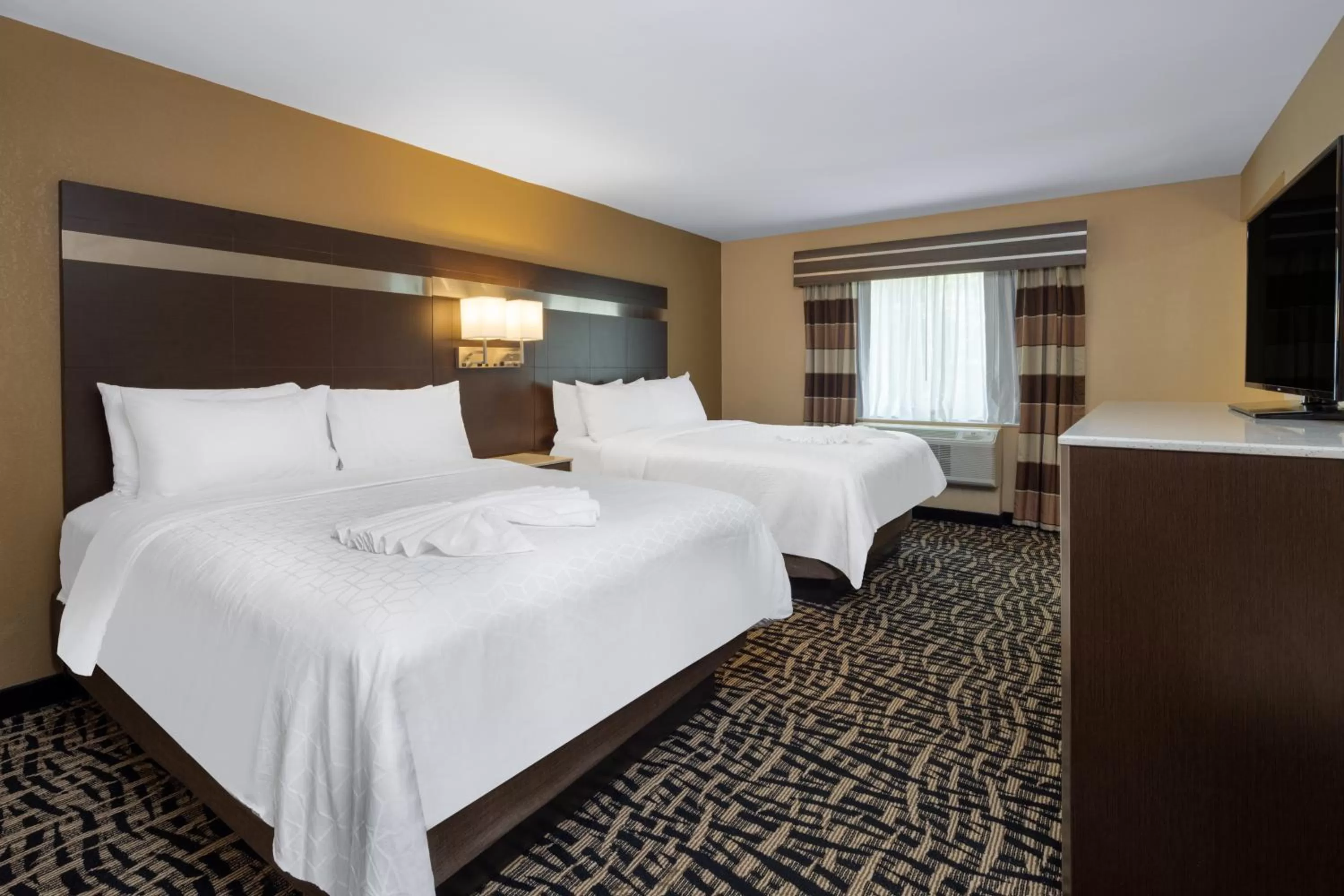 Bed in Holiday Inn Poughkeepsie by IHG