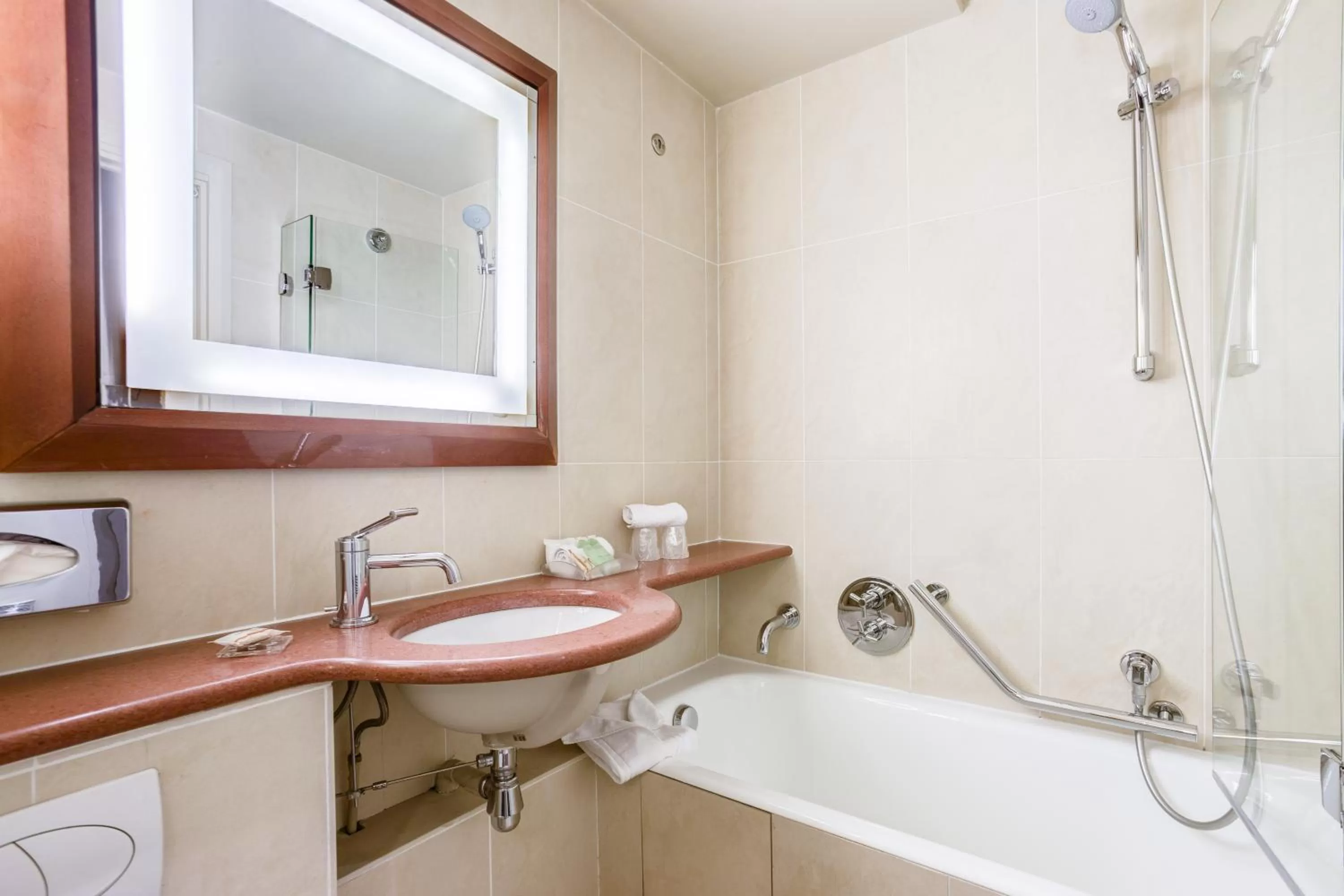 Bathroom in Hôtel Paris Louvre Opéra