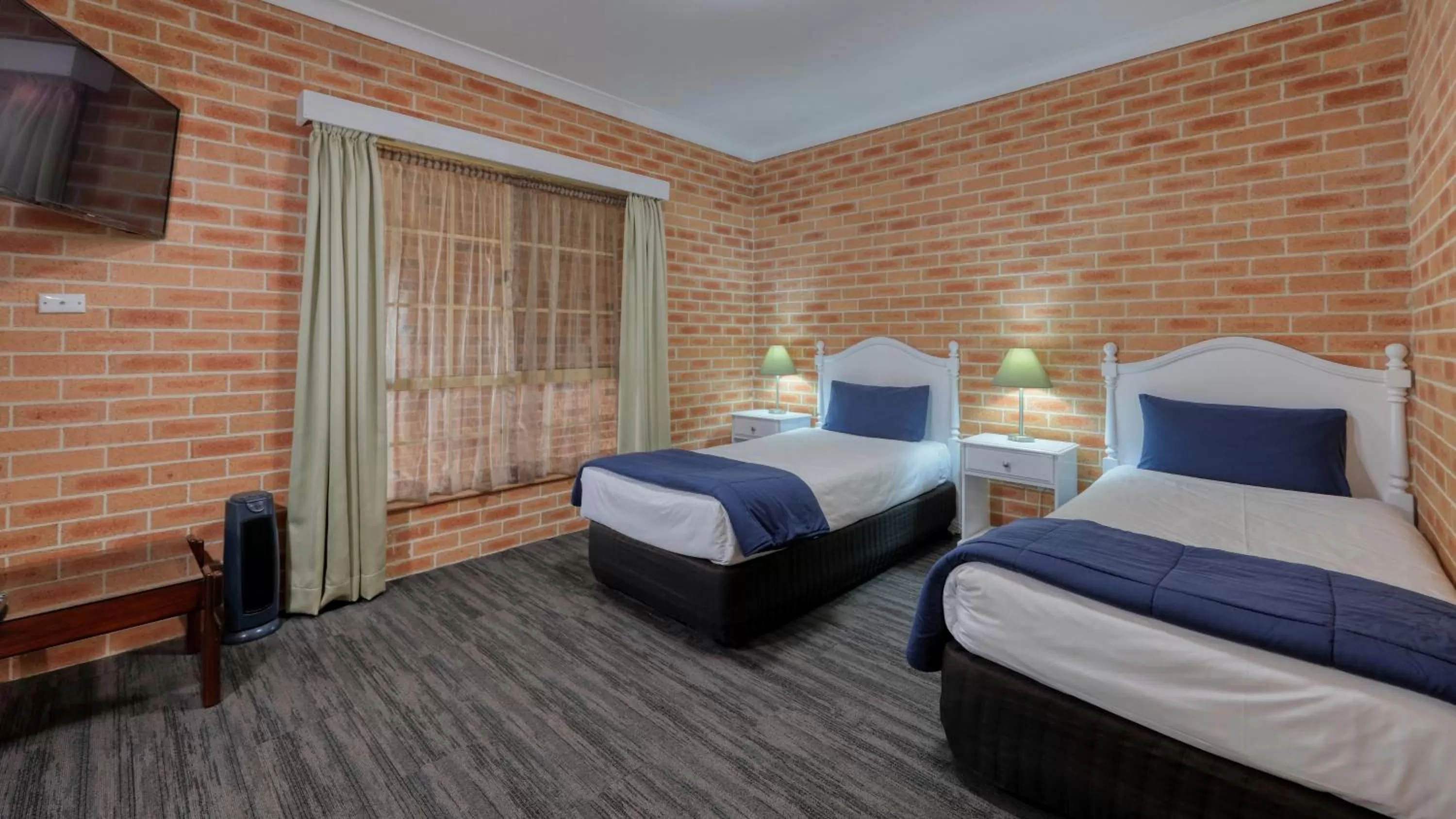 TV and multimedia, Bed in Country Gardens Motor Inn