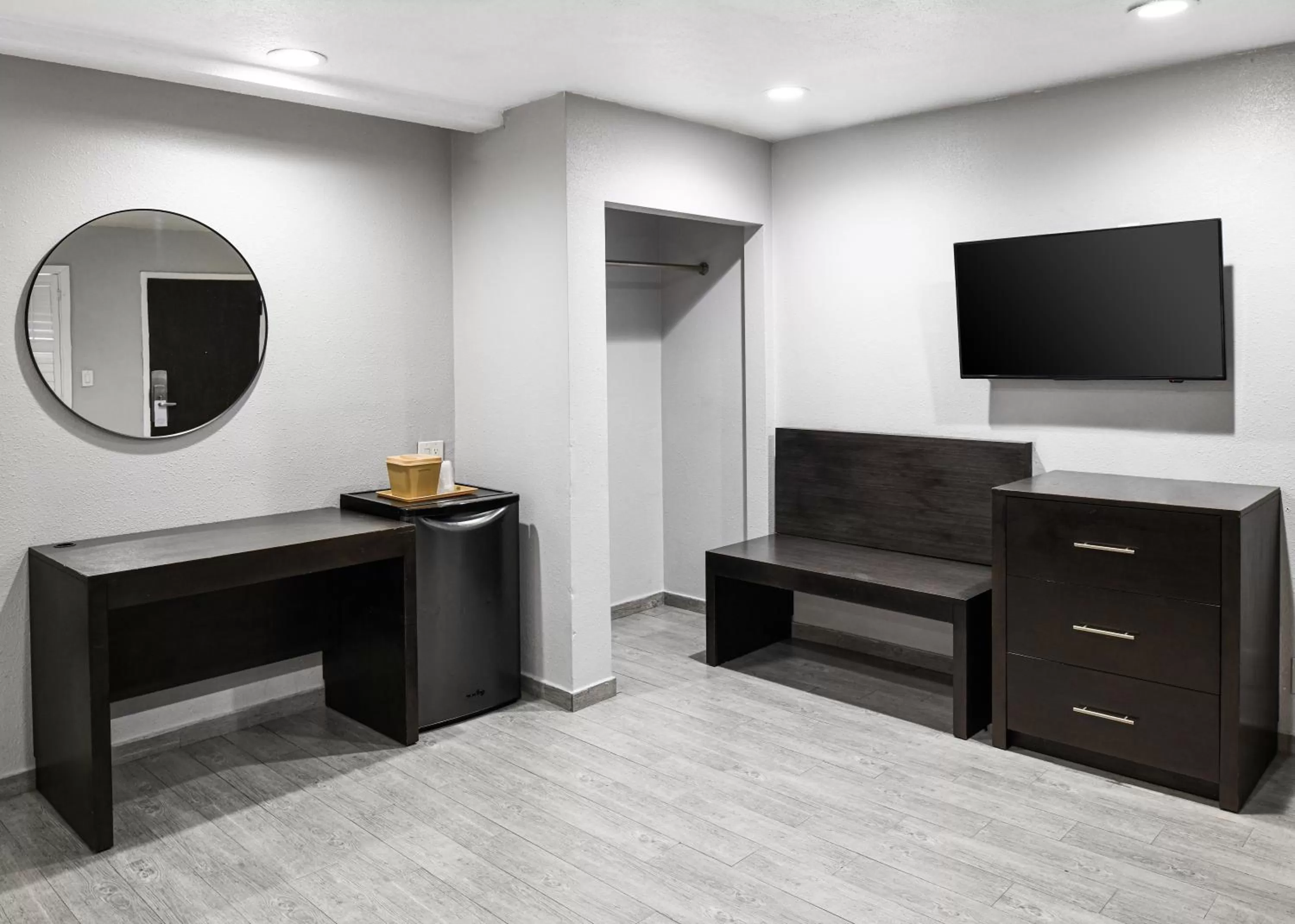 TV and multimedia in Hollywood Inn Express LAX