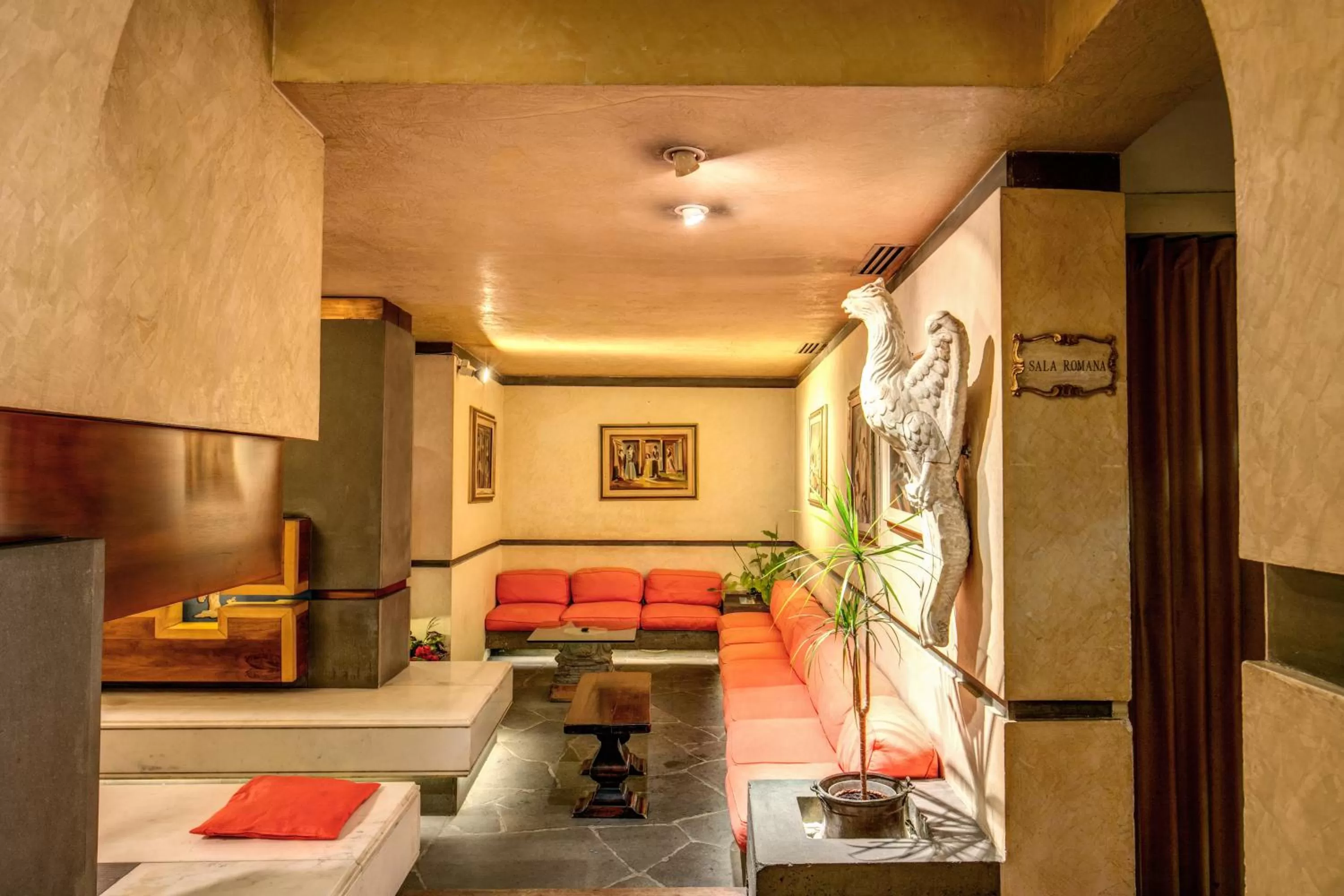 Living room, Bed in Hotel Croce Di Malta