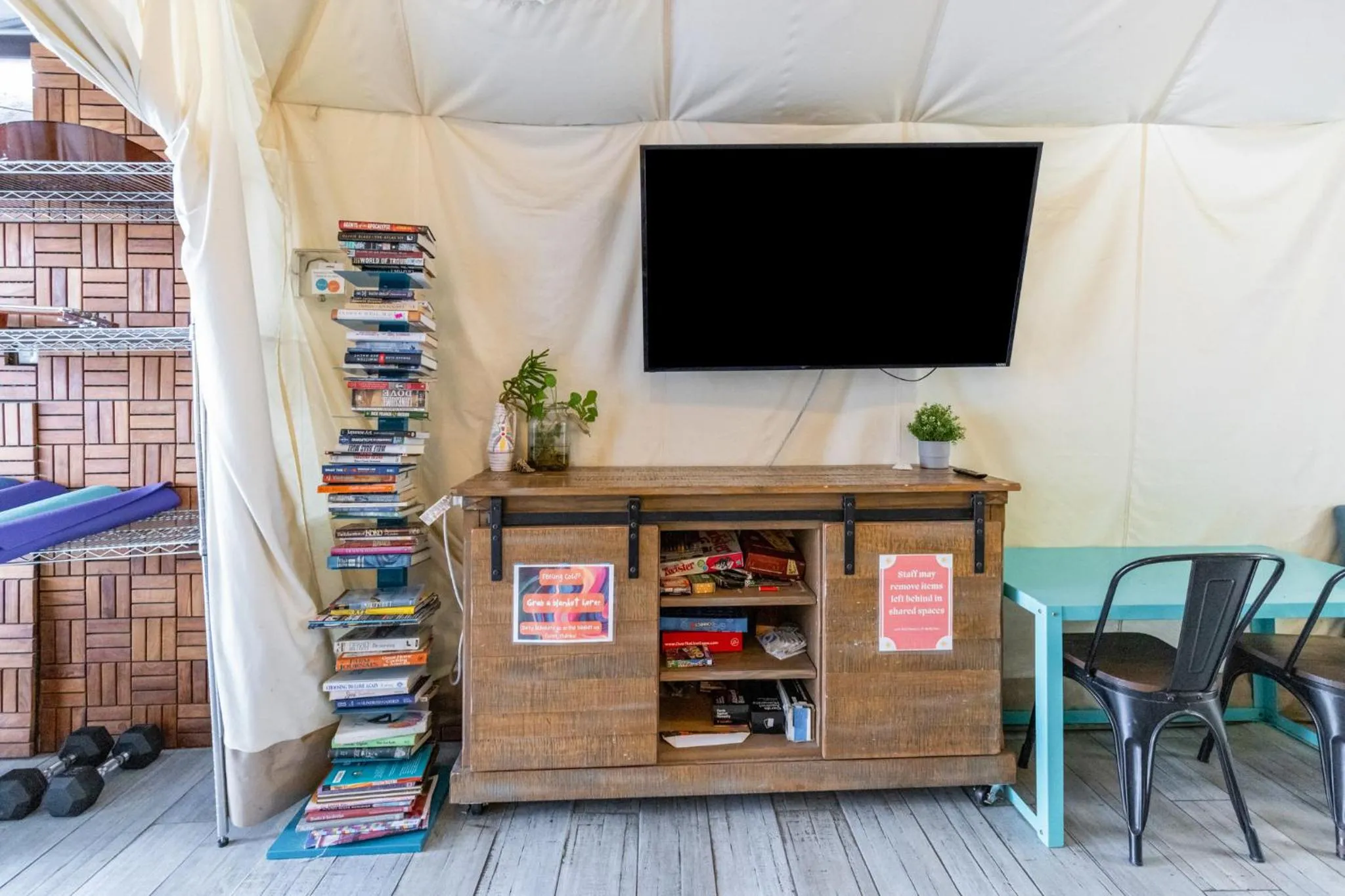 TV and multimedia in Samesun Ocean Beach Hotel & Hostel