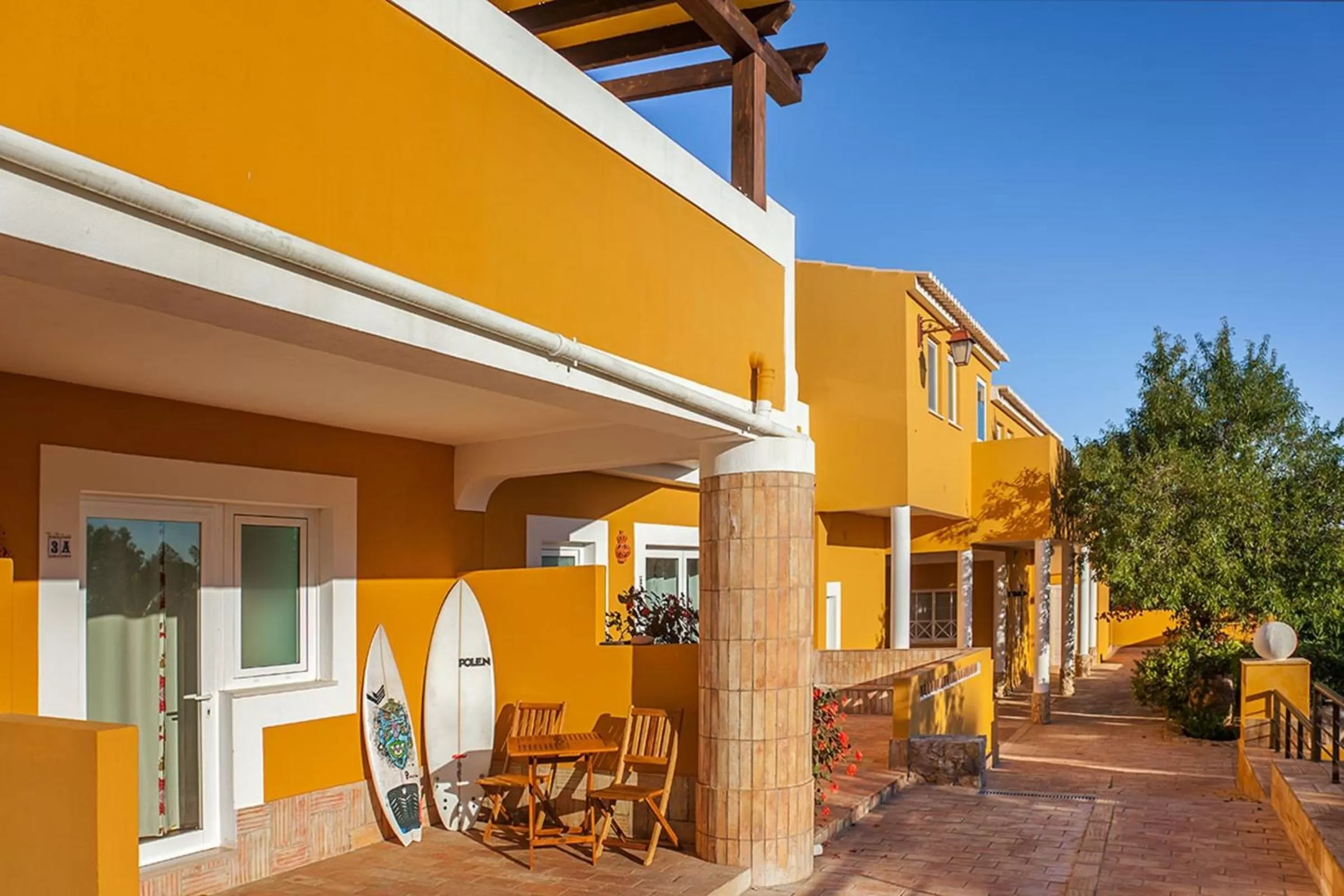 Facade/entrance in Montinho De Ouro