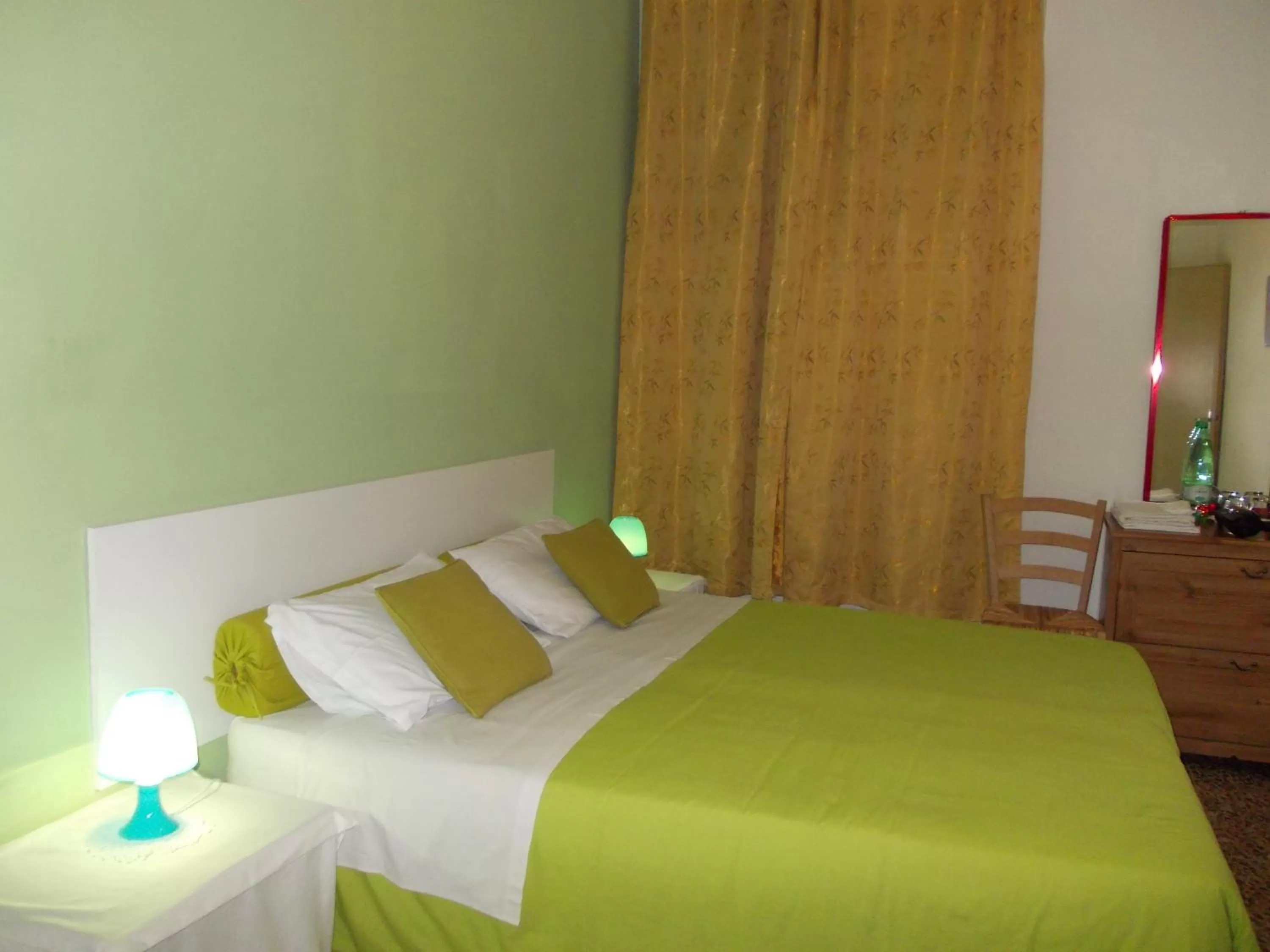 Photo of the whole room, Bed in Travellers Lodge Bed & Rooms