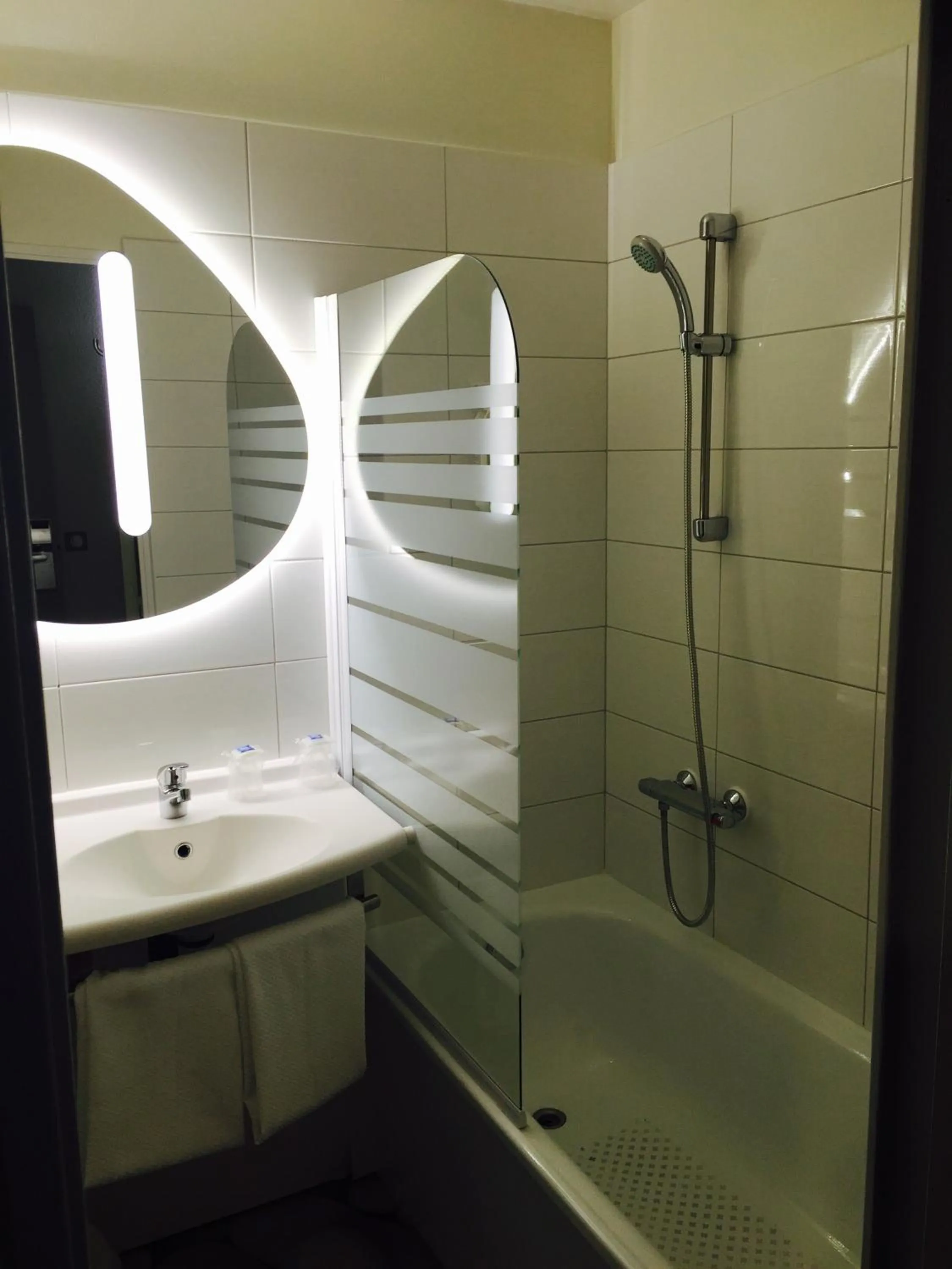Bathroom in ibis budget Grigny Centre