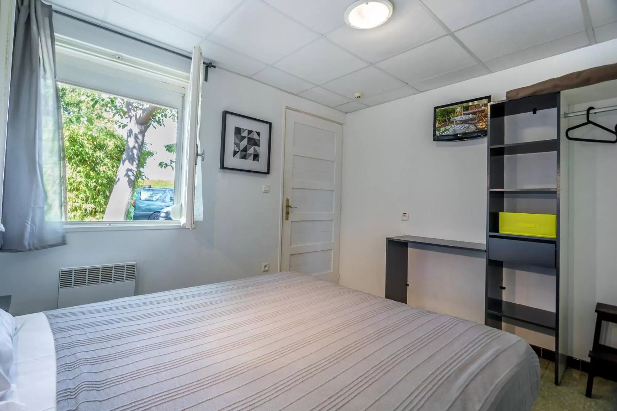 Bedroom, Bed in Hôtel des Moulins
