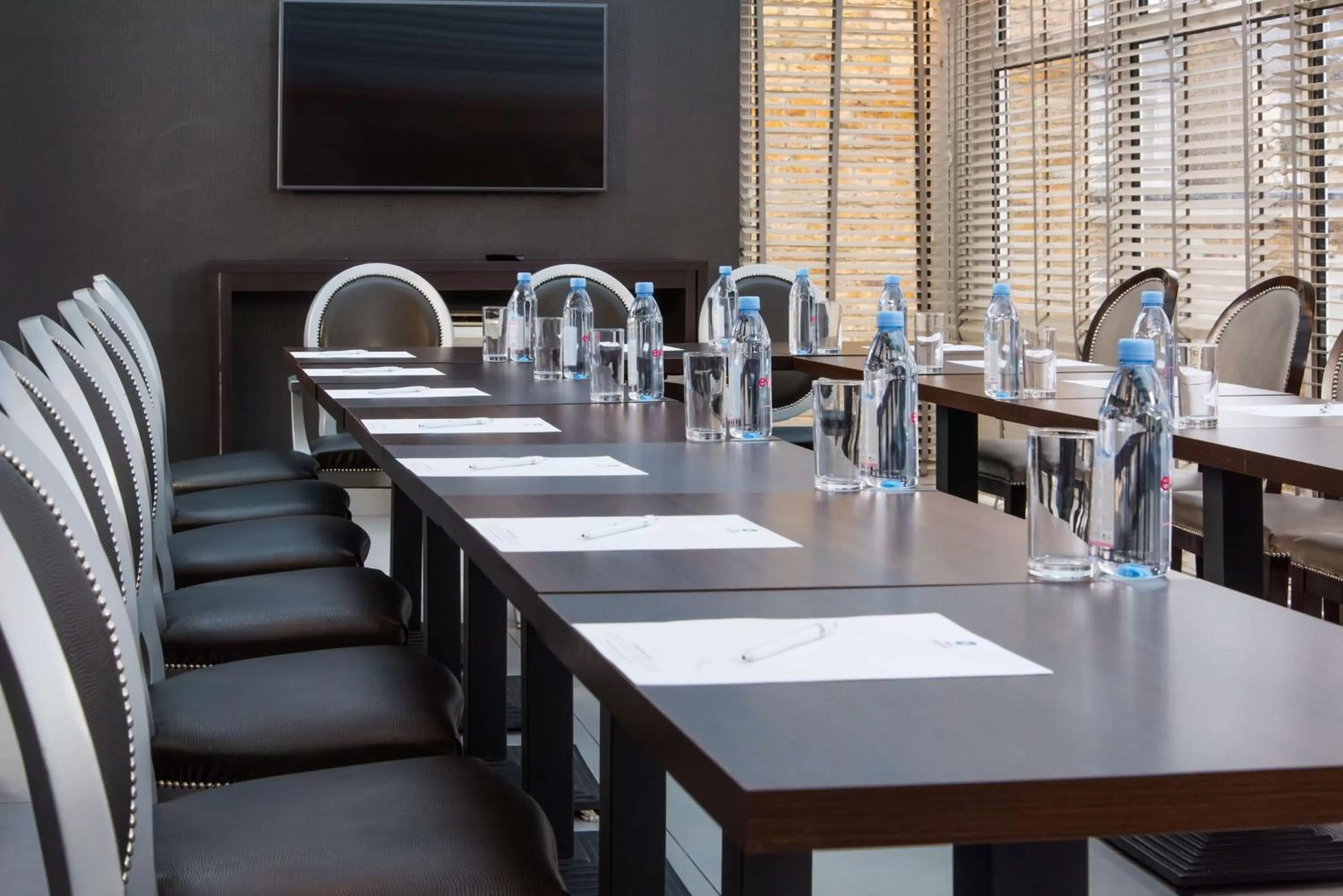 TV and multimedia in Best Western Chiswick Palace & Suites London